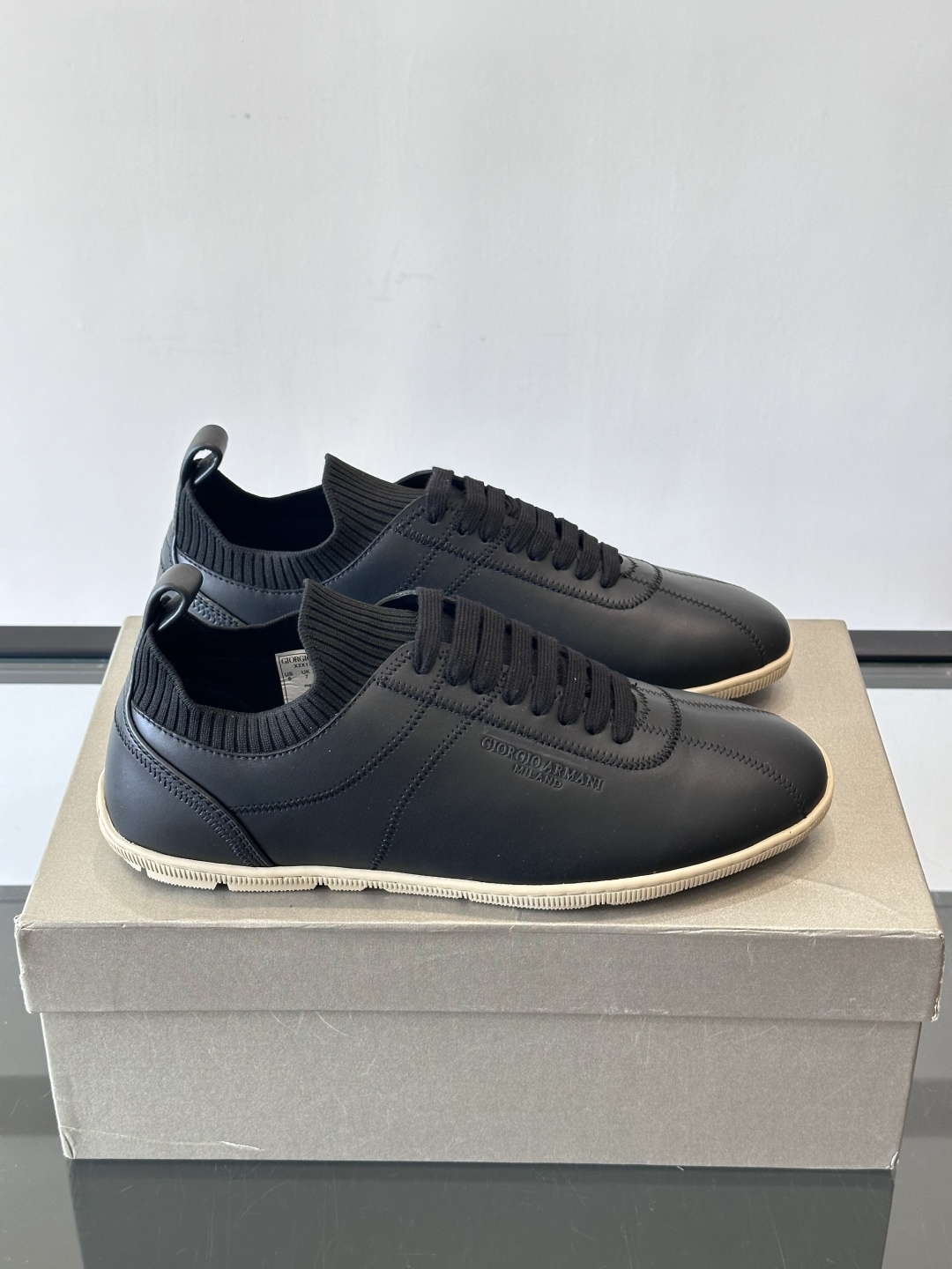 Giorgio Armani男士休闲运动鞋，选用优质牛皮＋针织拼接，简约优雅又实用。橡胶鞋底防滑耐磨，适