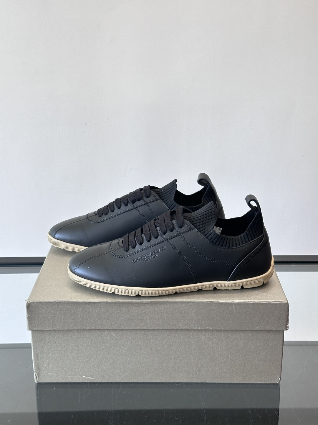 Giorgio Armani男士休闲运动鞋，选用优质牛皮＋针织拼接，简约优雅又实用。橡胶鞋底防滑耐磨，适