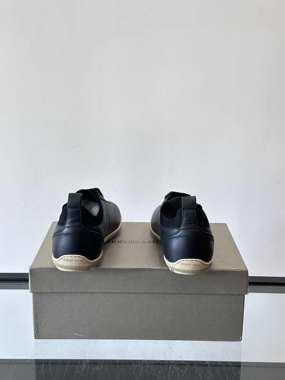 Giorgio Armani男士休闲运动鞋，选用优质牛皮＋针织拼接，简约优雅又实用。橡胶鞋底防滑耐磨，适