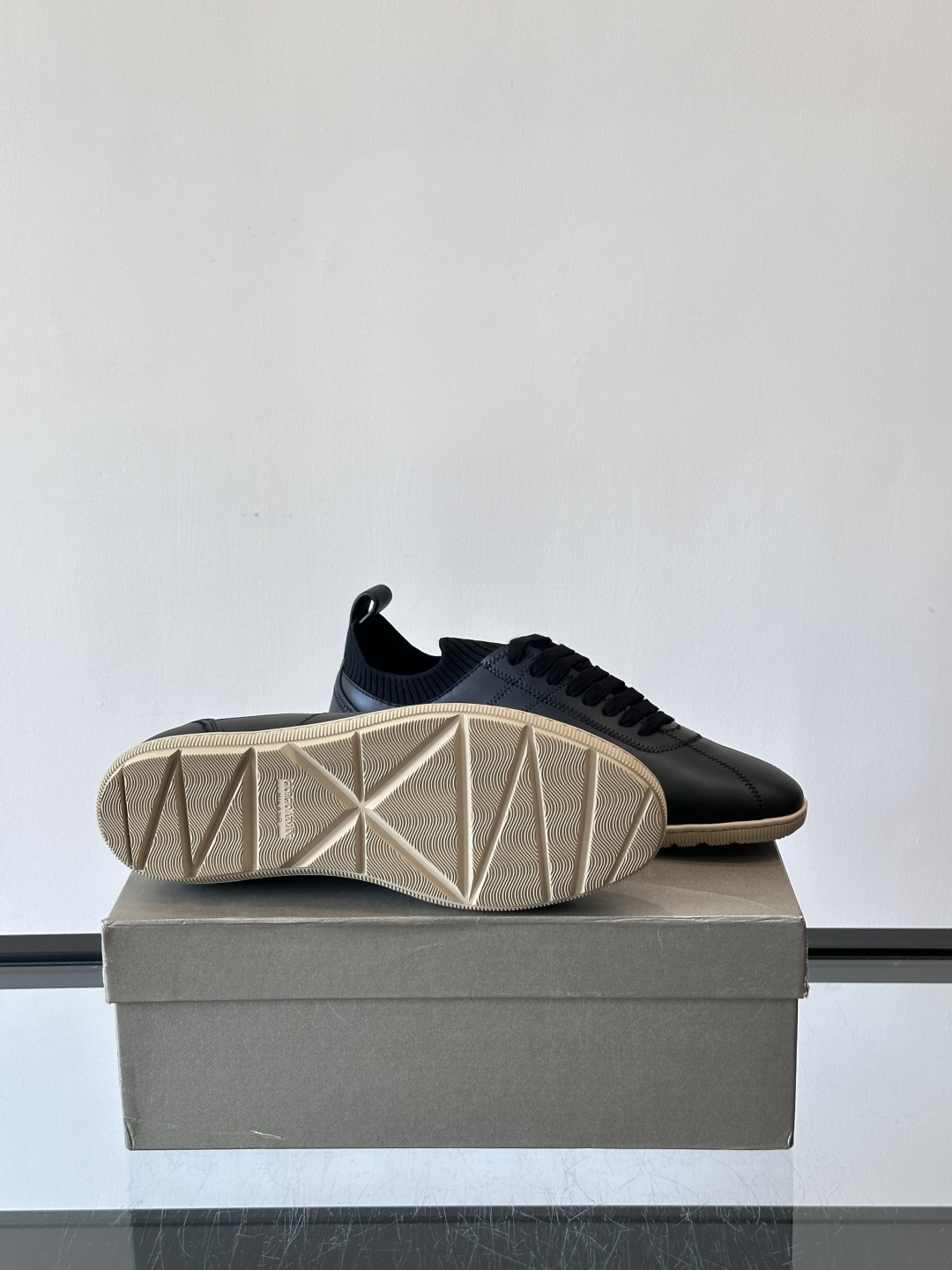 Giorgio Armani男士休闲运动鞋，选用优质牛皮＋针织拼接，简约优雅又实用。橡胶鞋底防滑耐磨，适