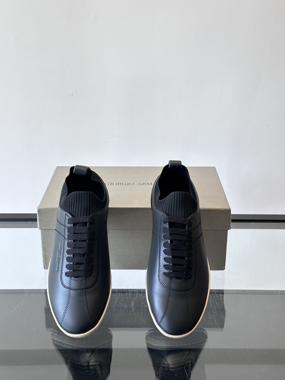 Giorgio Armani男士休闲运动鞋，选用优质牛皮＋针织拼接，简约优雅又实用。橡胶鞋底防滑耐磨，适