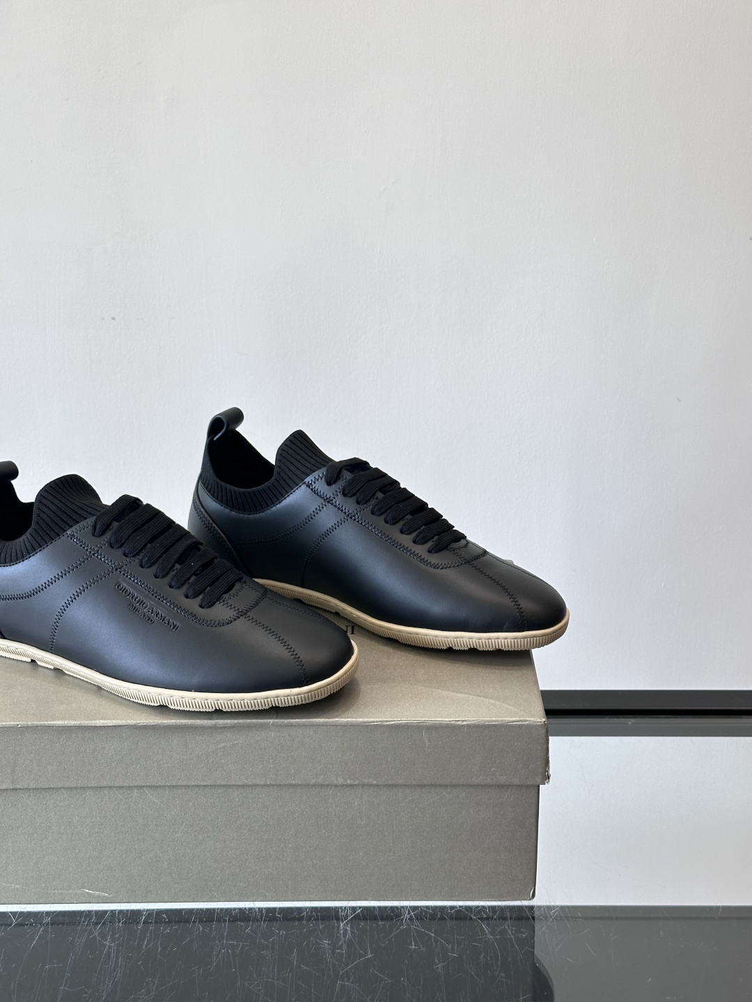 Giorgio Armani男士休闲运动鞋，选用优质牛皮＋针织拼接，简约优雅又实用。橡胶鞋底防滑耐磨，适