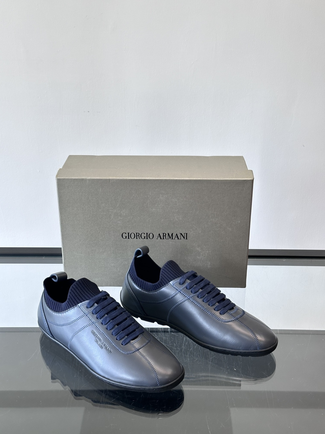 Giorgio Armani男士休闲运动鞋，选用优质牛皮＋针织拼接，简约优雅又实用。橡胶鞋底防滑耐磨，适