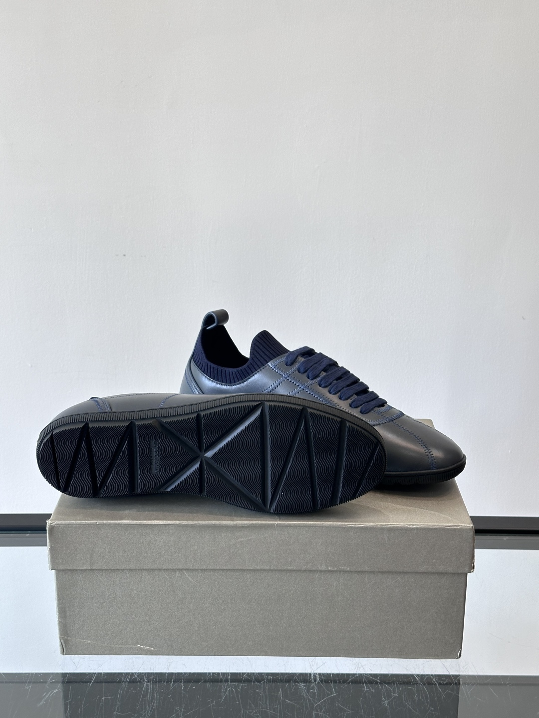 Giorgio Armani男士休闲运动鞋，选用优质牛皮＋针织拼接，简约优雅又实用。橡胶鞋底防滑耐磨，适