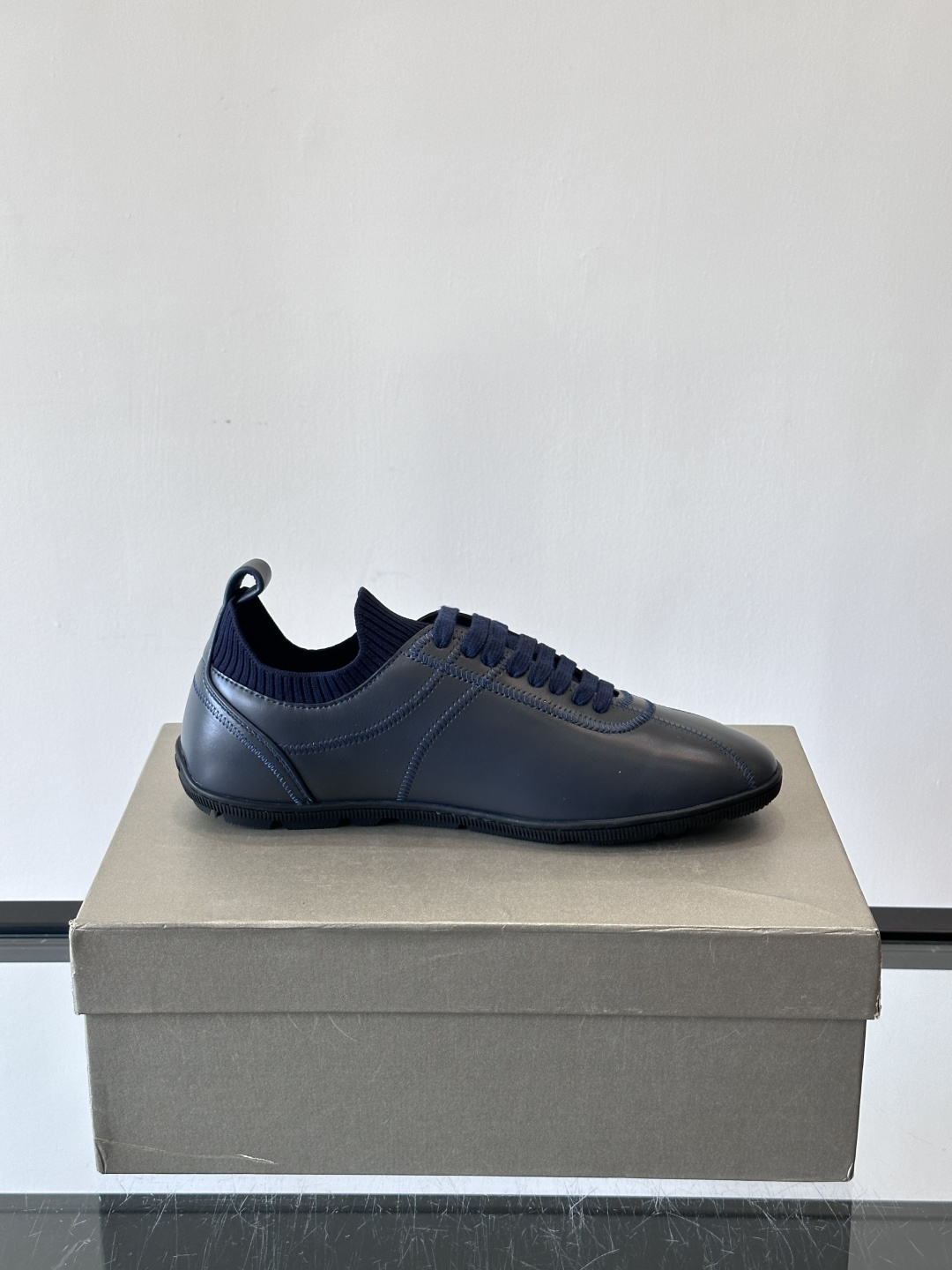 Giorgio Armani男士休闲运动鞋，选用优质牛皮＋针织拼接，简约优雅又实用。橡胶鞋底防滑耐磨，适