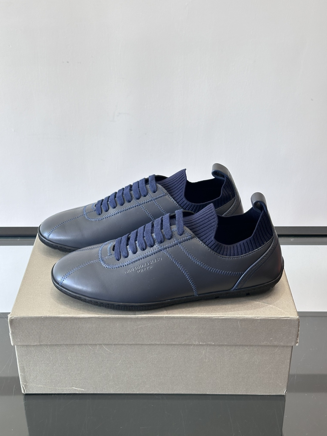 Giorgio Armani男士休闲运动鞋，选用优质牛皮＋针织拼接，简约优雅又实用。橡胶鞋底防滑耐磨，适