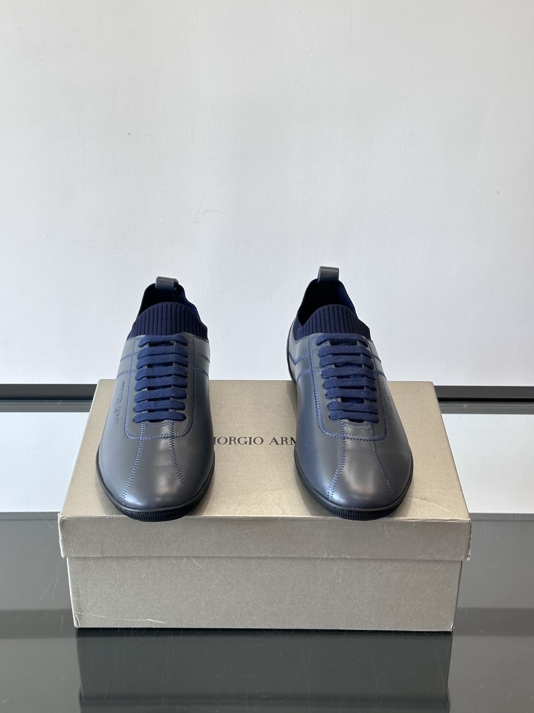 Giorgio Armani男士休闲运动鞋，选用优质牛皮＋针织拼接，简约优雅又实用。橡胶鞋底防滑耐磨，适