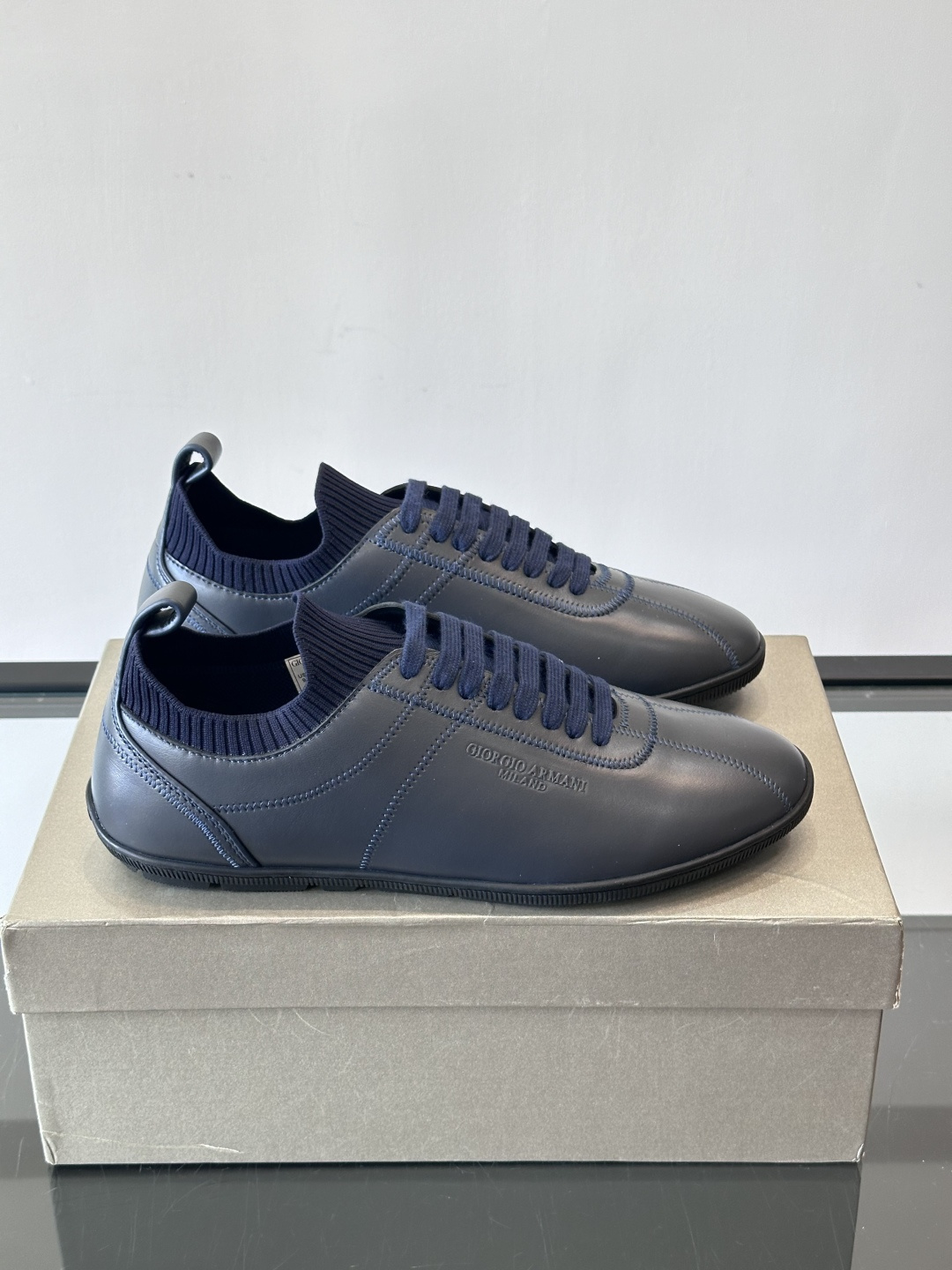 Giorgio Armani男士休闲运动鞋，选用优质牛皮＋针织拼接，简约优雅又实用。橡胶鞋底防滑耐磨，适
