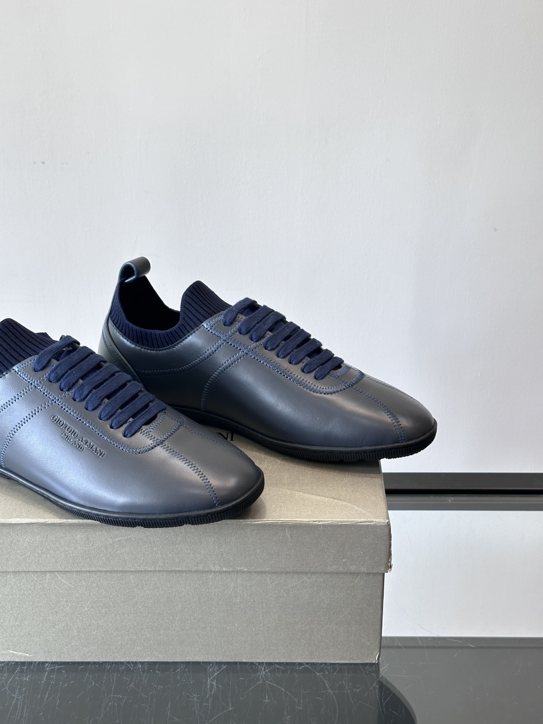 Giorgio Armani男士休闲运动鞋，选用优质牛皮＋针织拼接，简约优雅又实用。橡胶鞋底防滑耐磨，适