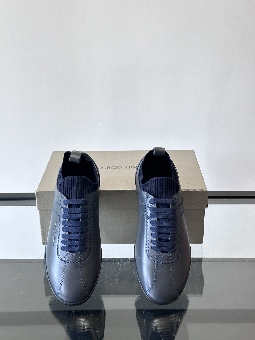 Giorgio Armani男士休闲运动鞋，选用优质牛皮＋针织拼接，简约优雅又实用。橡胶鞋底防滑耐磨，适