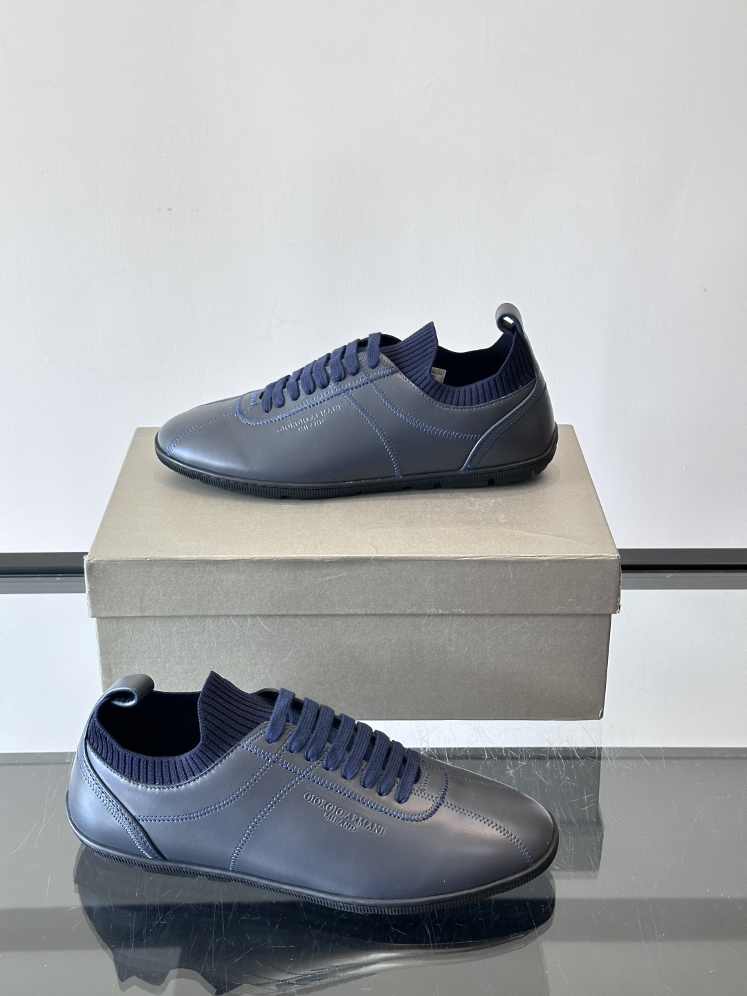 Giorgio Armani男士休闲运动鞋，选用优质牛皮＋针织拼接，简约优雅又实用。橡胶鞋底防滑耐磨，适