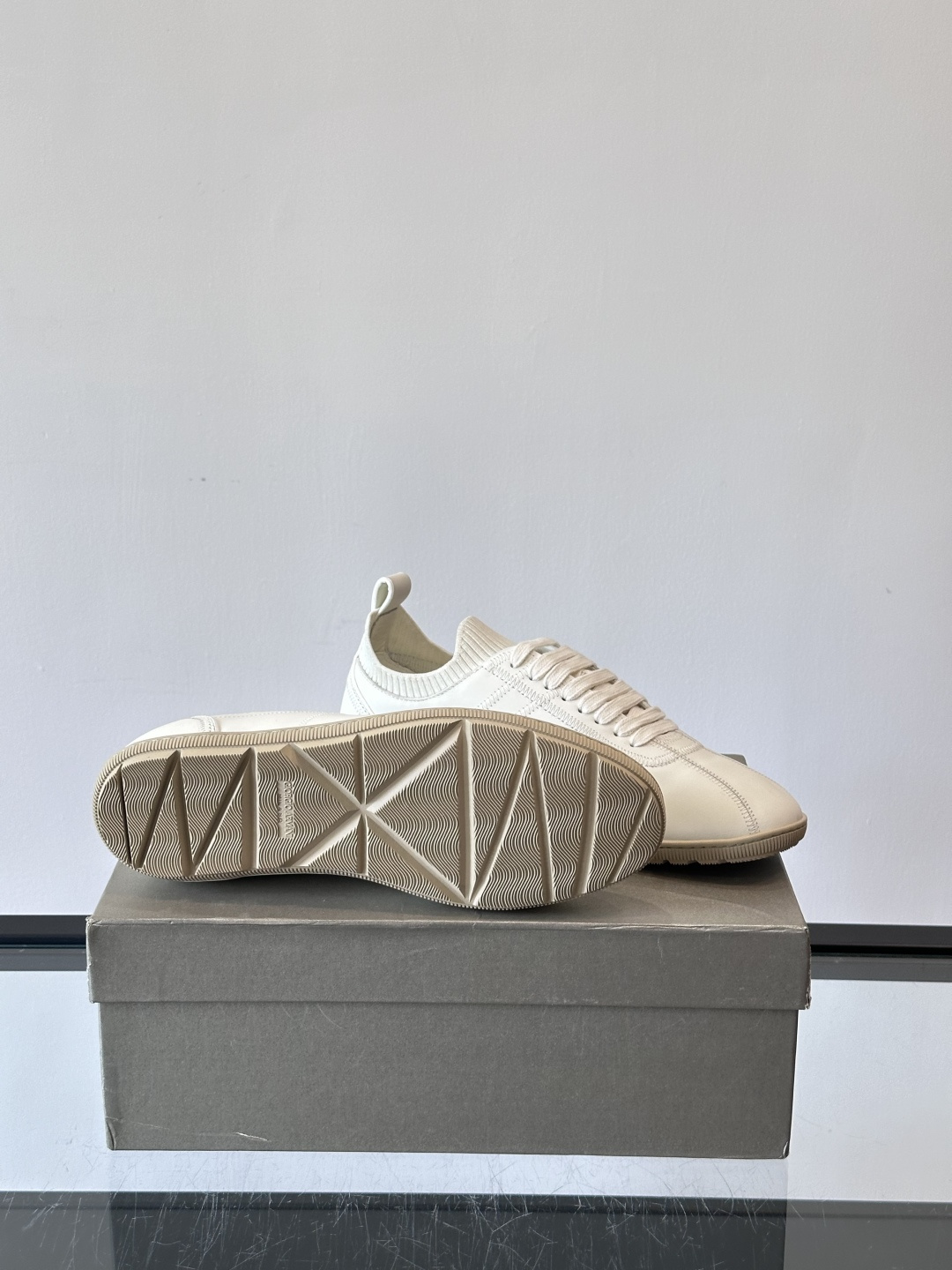 Giorgio Armani男士休闲运动鞋，选用优质牛皮＋针织拼接，简约优雅又实用。橡胶鞋底防滑耐磨，适