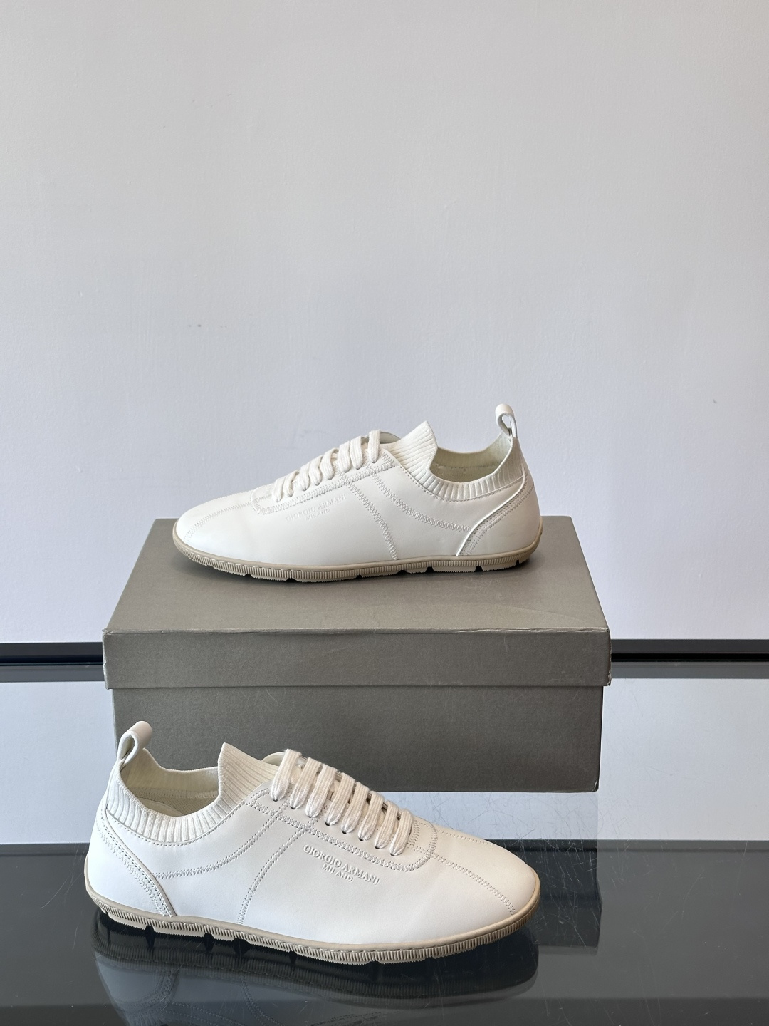 Giorgio Armani男士休闲运动鞋，选用优质牛皮＋针织拼接，简约优雅又实用。橡胶鞋底防滑耐磨，适