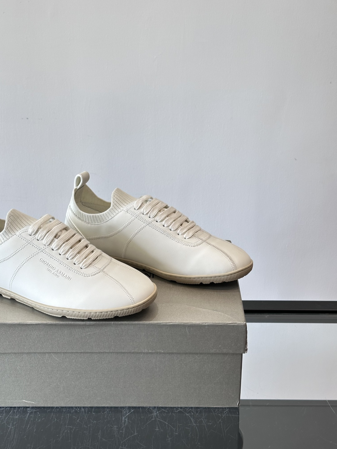 Giorgio Armani男士休闲运动鞋，选用优质牛皮＋针织拼接，简约优雅又实用。橡胶鞋底防滑耐磨，适