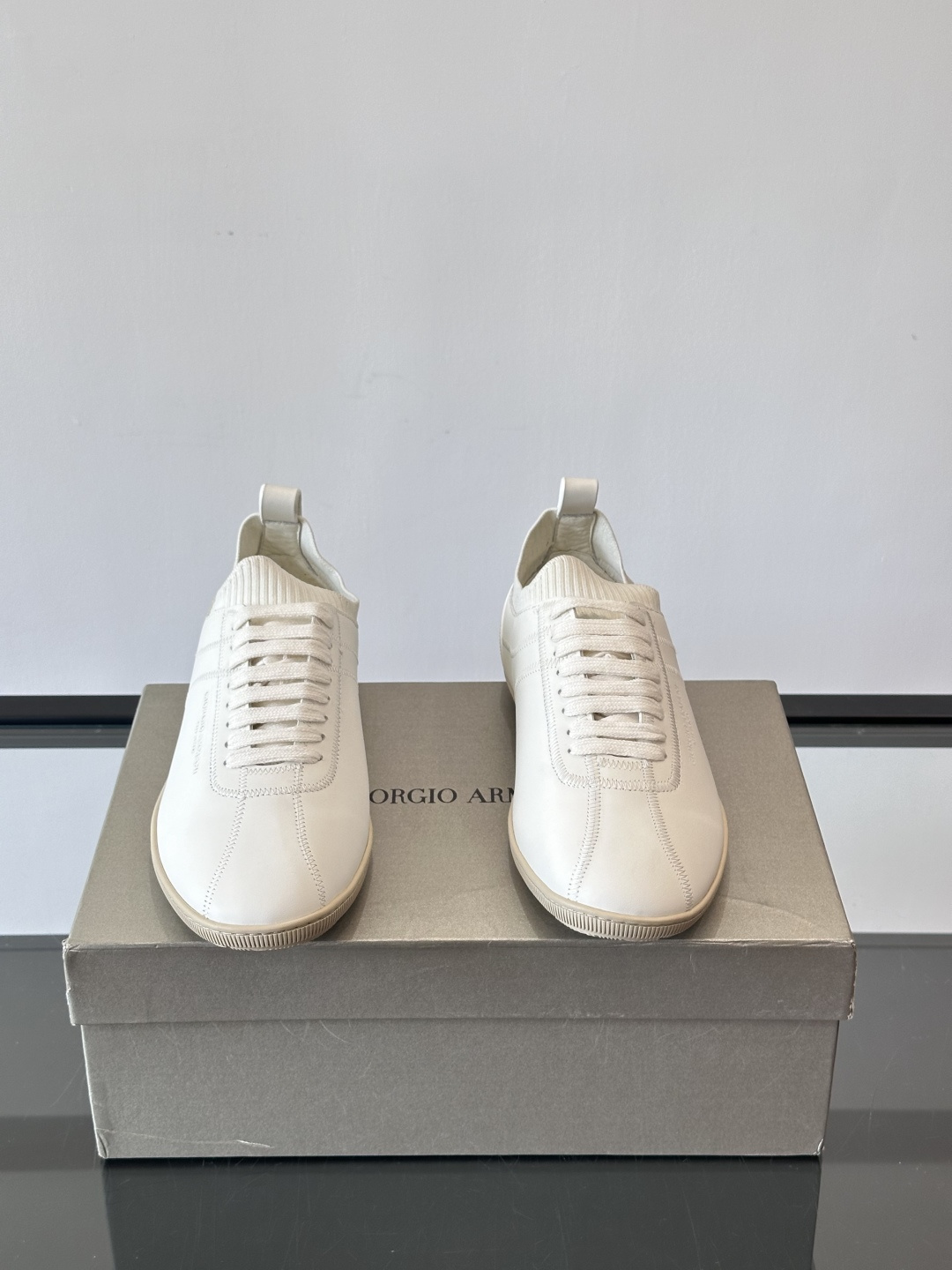 Giorgio Armani男士休闲运动鞋，选用优质牛皮＋针织拼接，简约优雅又实用。橡胶鞋底防滑耐磨，适