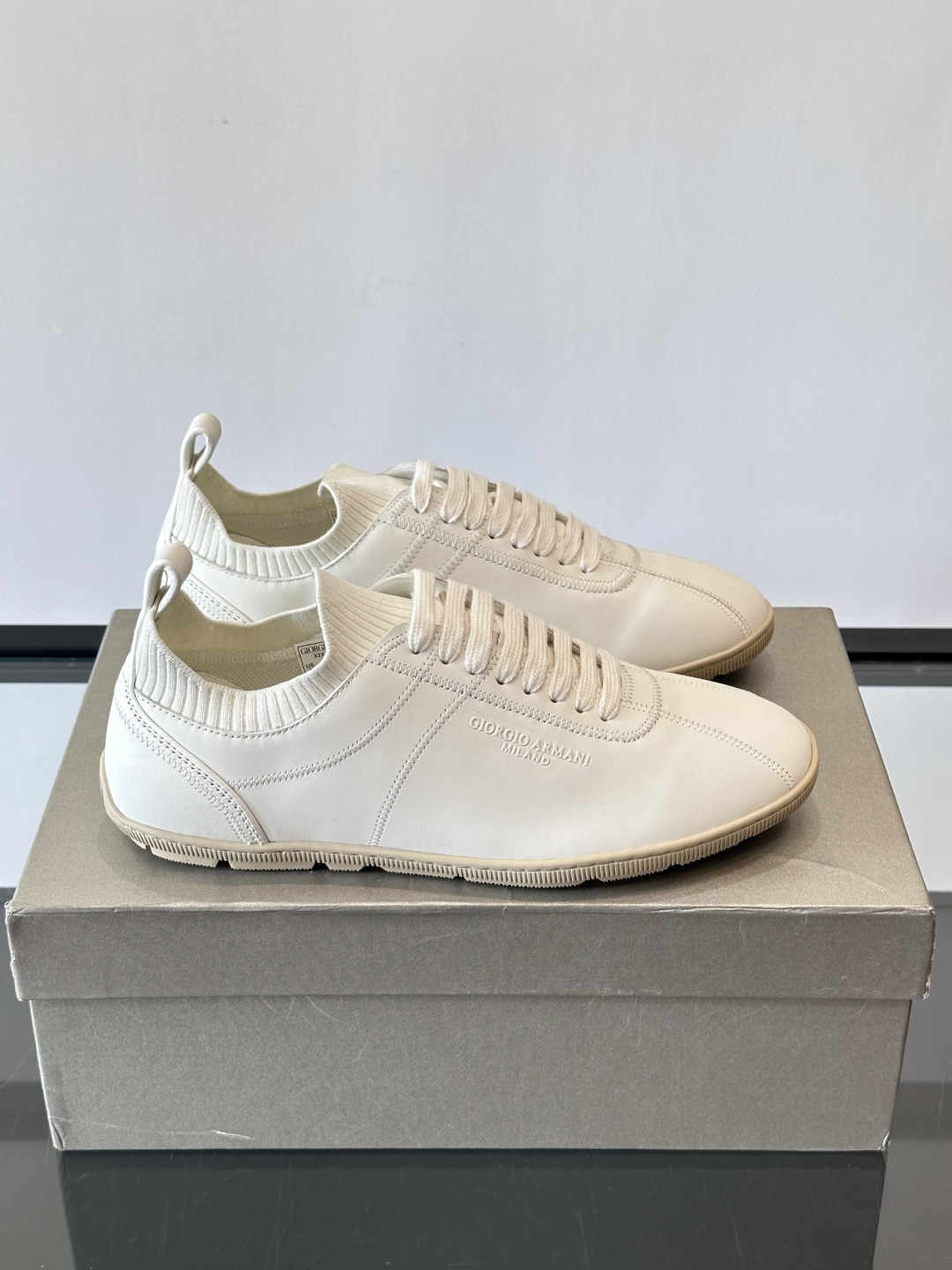 Giorgio Armani男士休闲运动鞋，选用优质牛皮＋针织拼接，简约优雅又实用。橡胶鞋底防滑耐磨，适