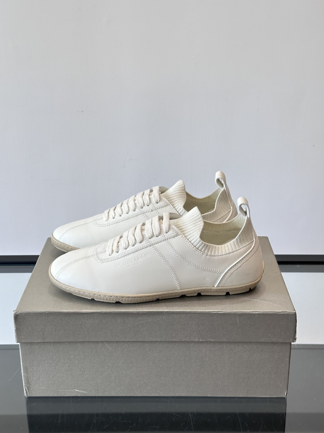 Giorgio Armani男士休闲运动鞋，选用优质牛皮＋针织拼接，简约优雅又实用。橡胶鞋底防滑耐磨，适