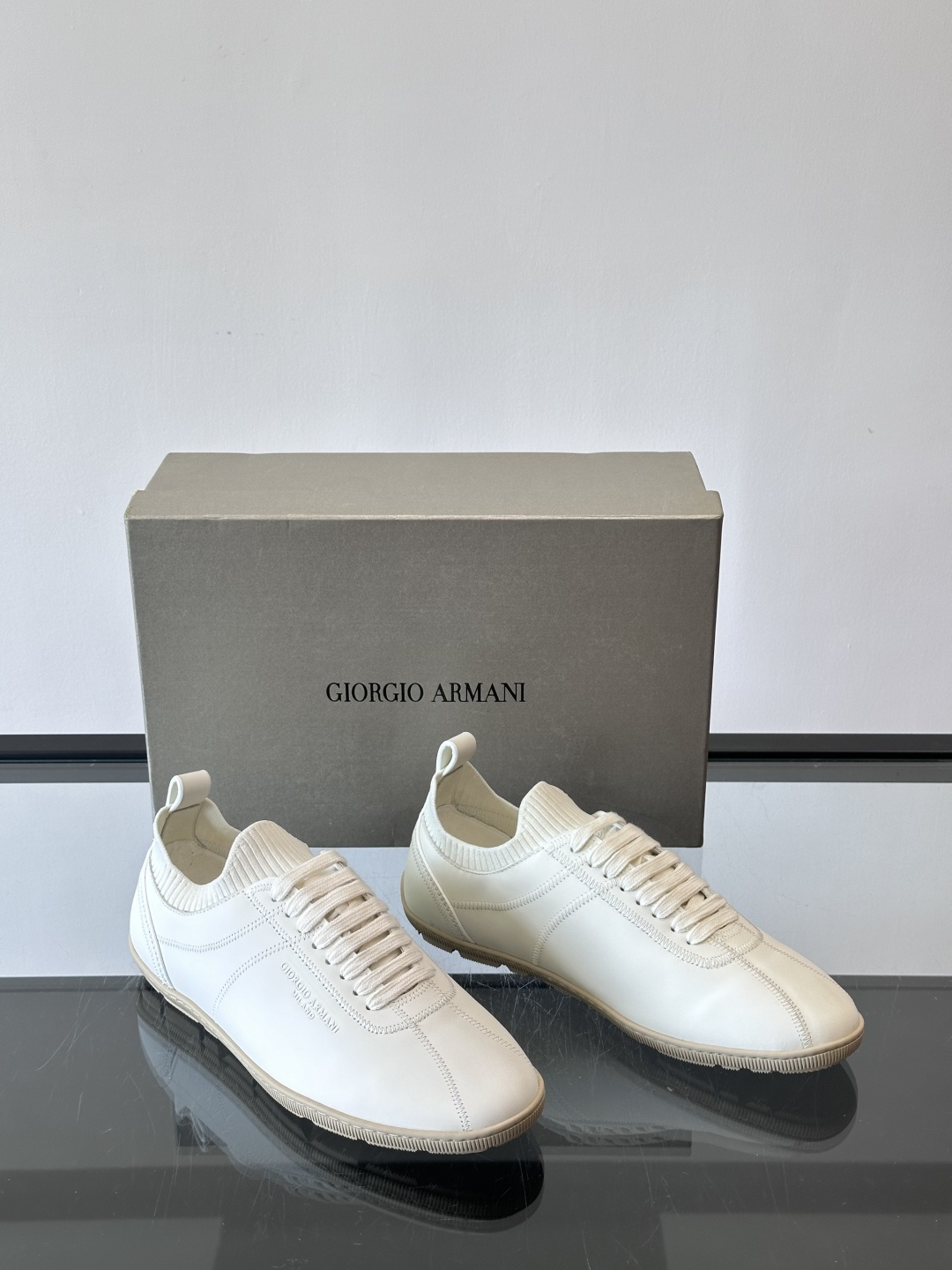 Giorgio Armani男士休闲运动鞋，选用优质牛皮＋针织拼接，简约优雅又实用。橡胶鞋底防滑耐磨，适