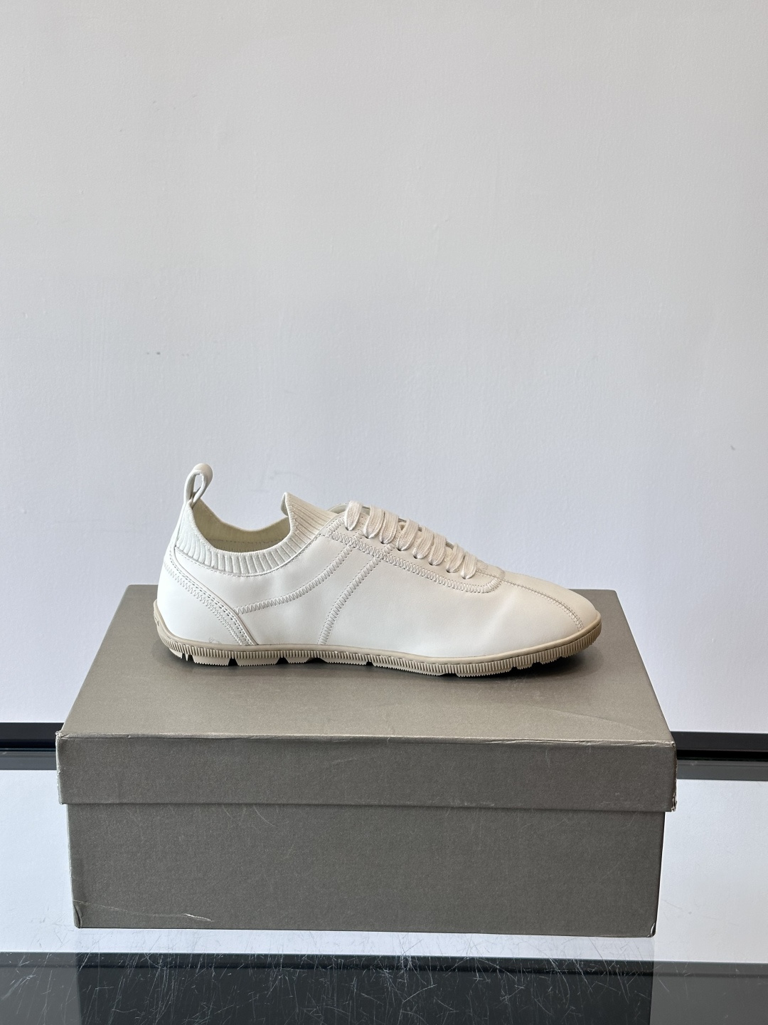 Giorgio Armani男士休闲运动鞋，选用优质牛皮＋针织拼接，简约优雅又实用。橡胶鞋底防滑耐磨，适