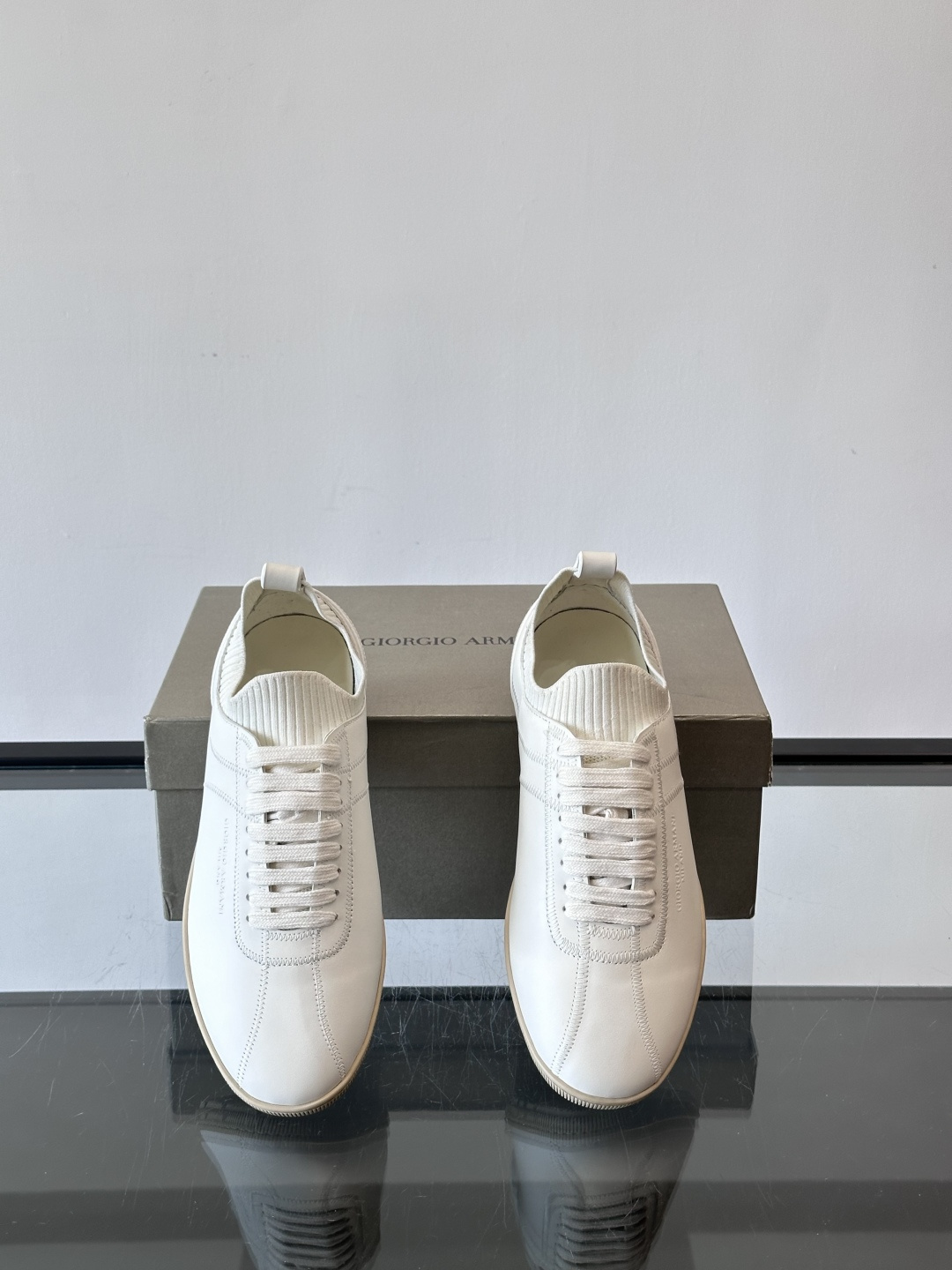 Giorgio Armani男士休闲运动鞋，选用优质牛皮＋针织拼接，简约优雅又实用。橡胶鞋底防滑耐磨，适