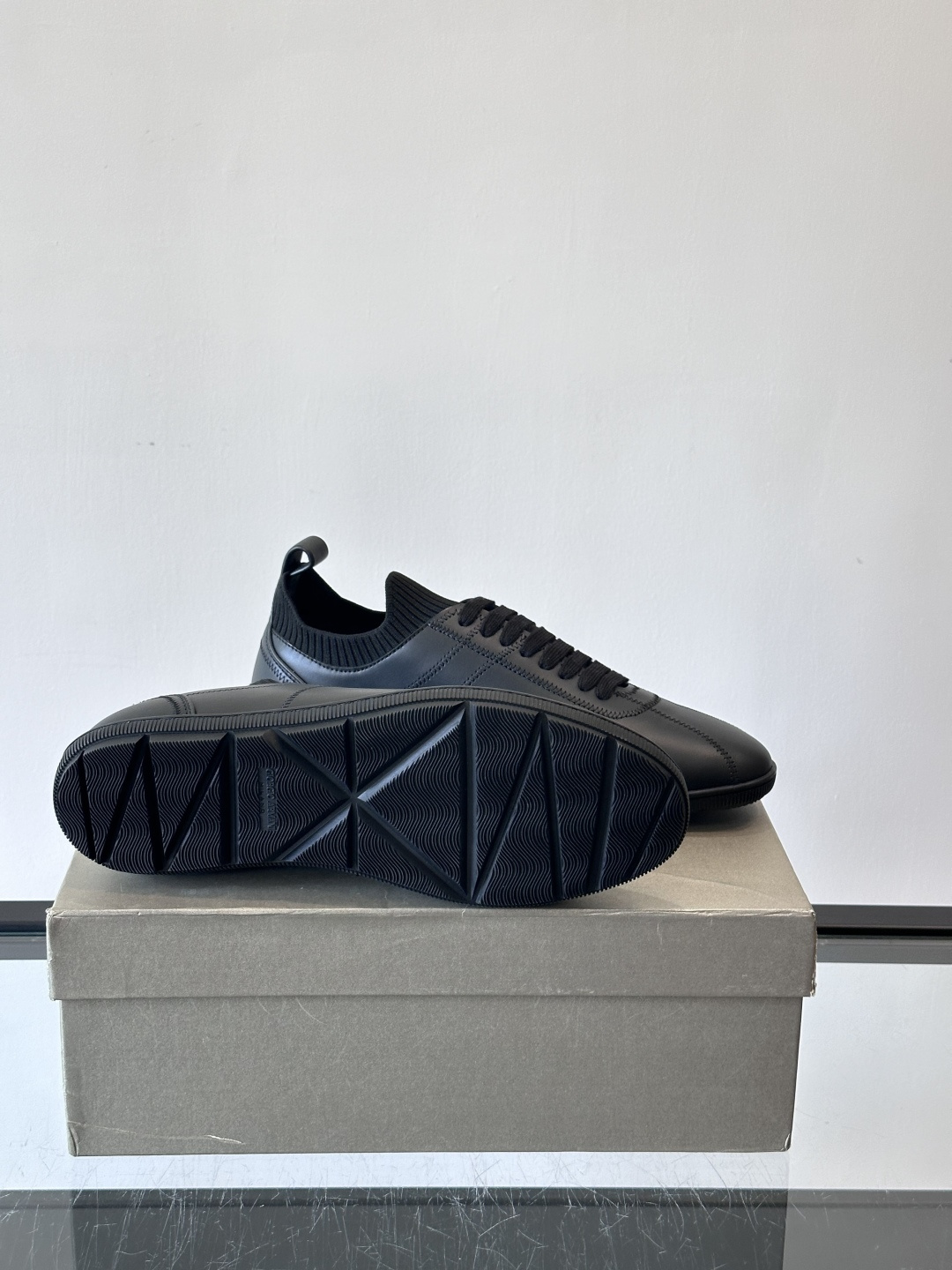 Giorgio Armani男士休闲运动鞋，选用优质牛皮＋针织拼接，简约优雅又实用。橡胶鞋底防滑耐磨，适