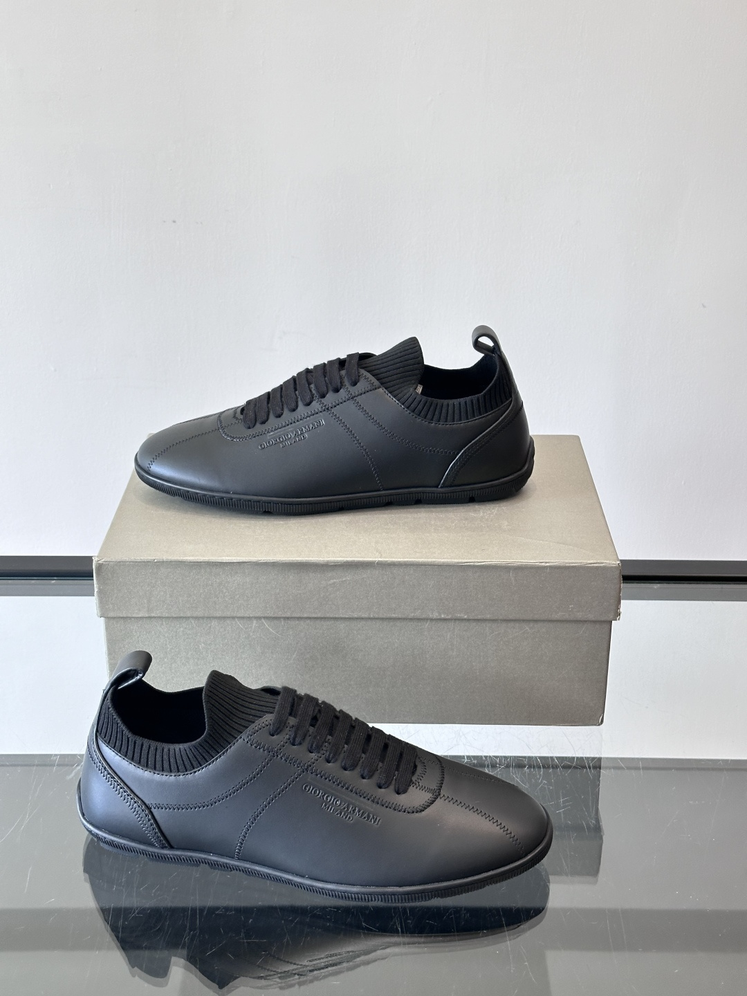 Giorgio Armani男士休闲运动鞋，选用优质牛皮＋针织拼接，简约优雅又实用。橡胶鞋底防滑耐磨，适