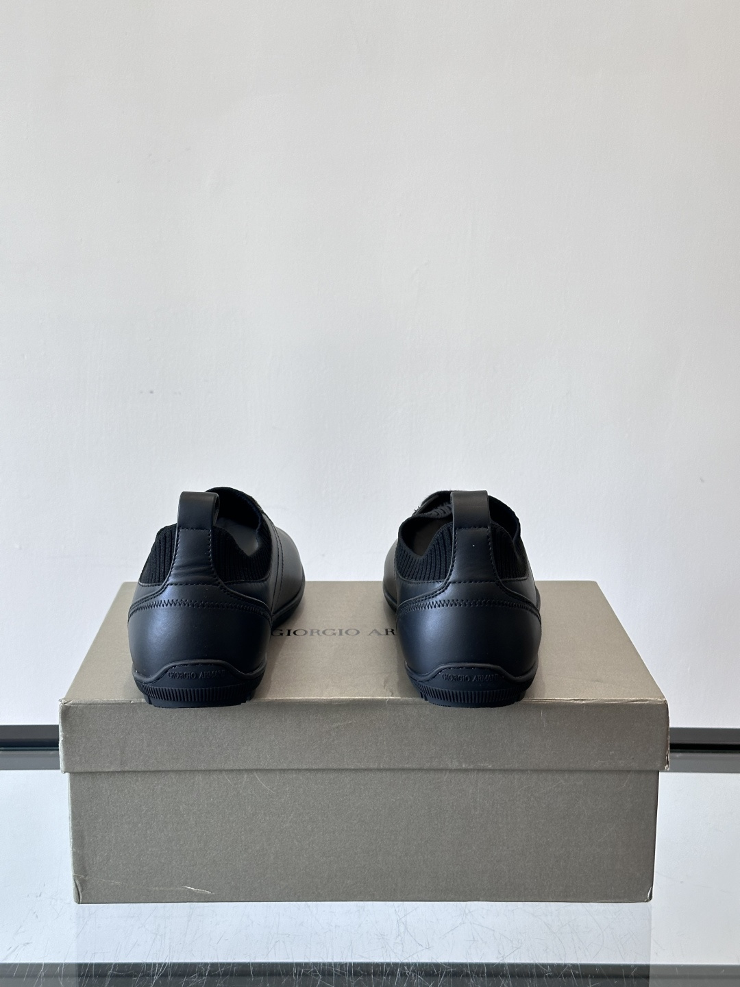 Giorgio Armani男士休闲运动鞋，选用优质牛皮＋针织拼接，简约优雅又实用。橡胶鞋底防滑耐磨，适