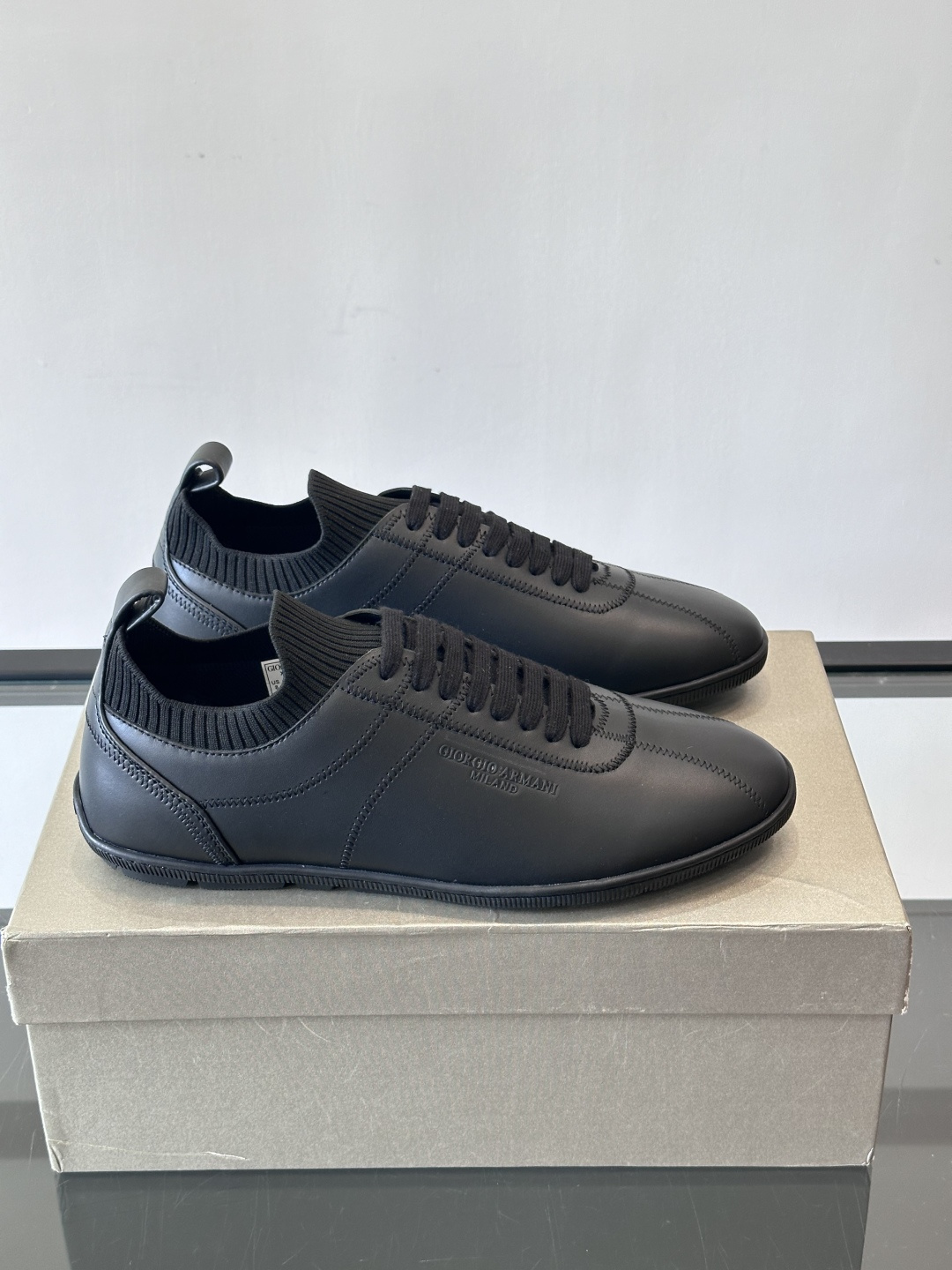 Giorgio Armani男士休闲运动鞋，选用优质牛皮＋针织拼接，简约优雅又实用。橡胶鞋底防滑耐磨，适