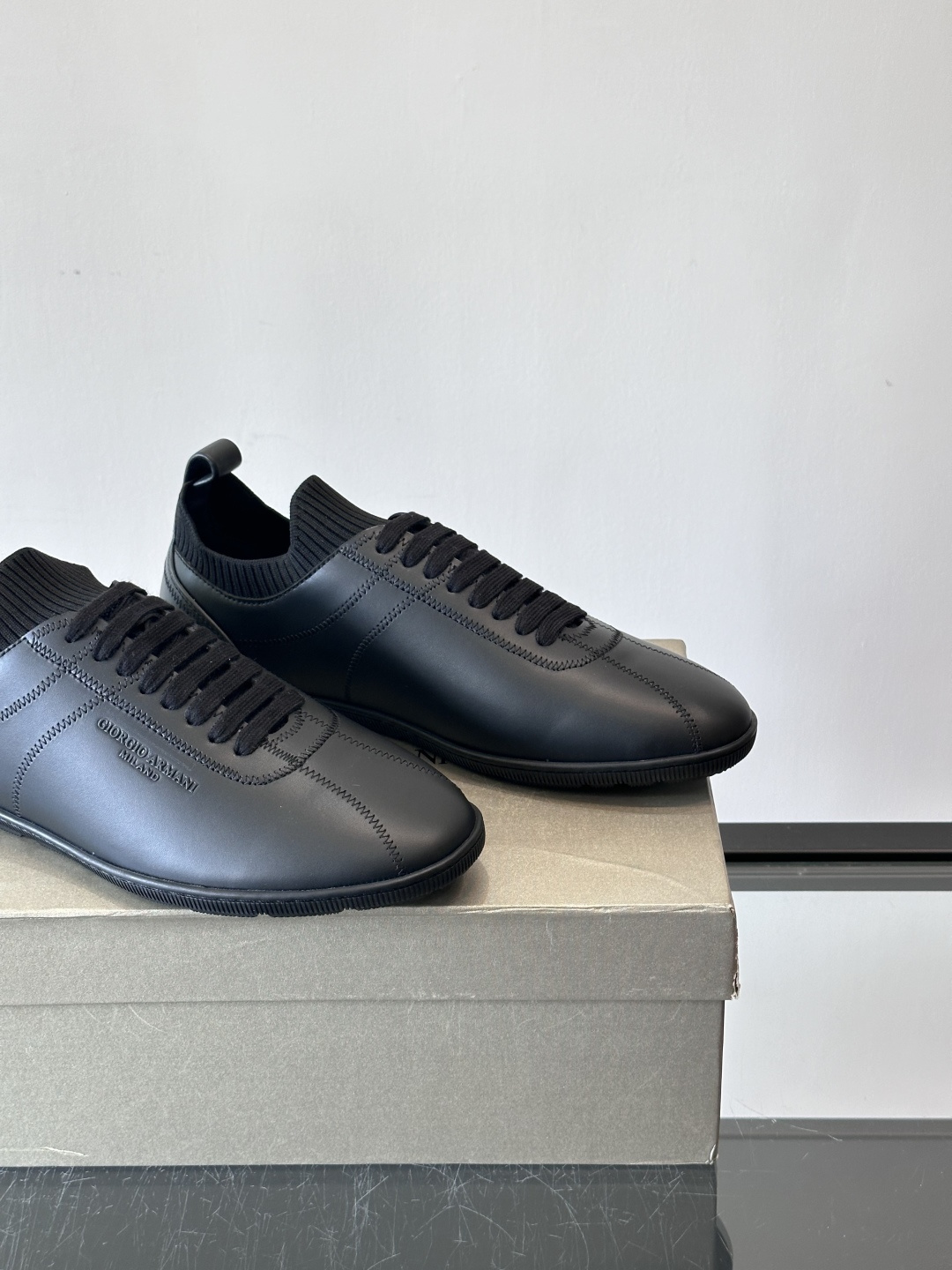 Giorgio Armani男士休闲运动鞋，选用优质牛皮＋针织拼接，简约优雅又实用。橡胶鞋底防滑耐磨，适