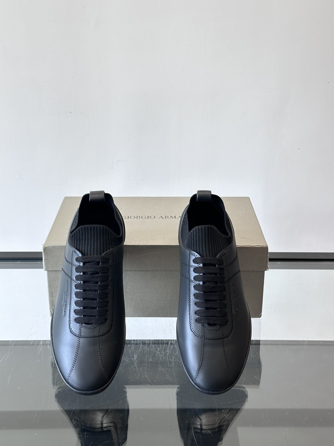 Giorgio Armani男士休闲运动鞋，选用优质牛皮＋针织拼接，简约优雅又实用。橡胶鞋底防滑耐磨，适