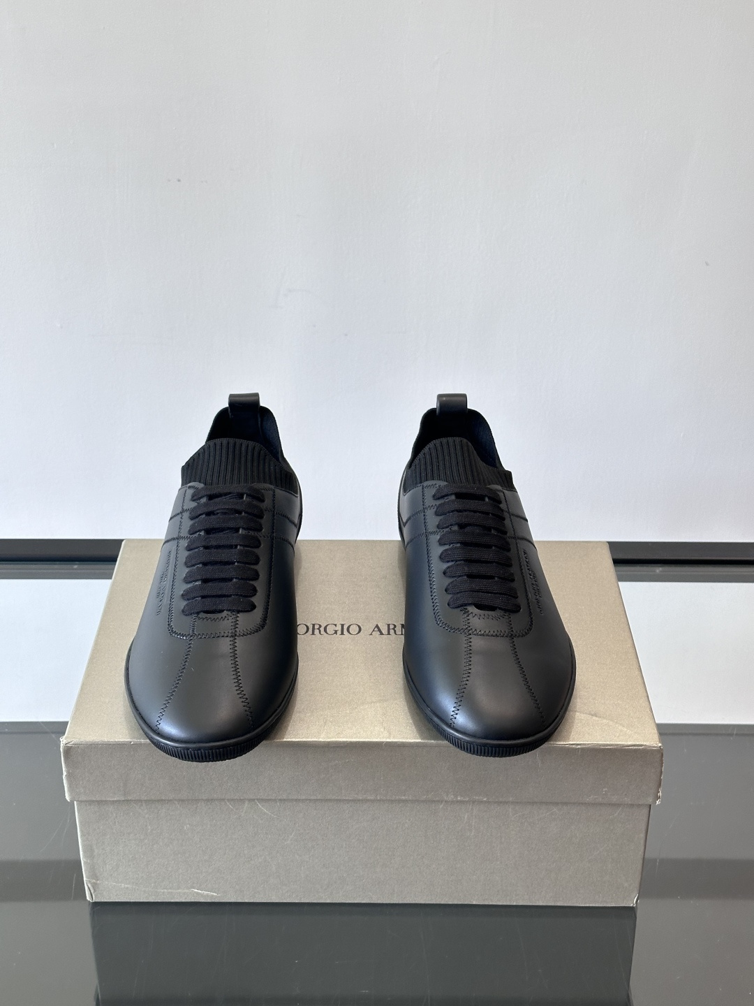 Giorgio Armani男士休闲运动鞋，选用优质牛皮＋针织拼接，简约优雅又实用。橡胶鞋底防滑耐磨，适