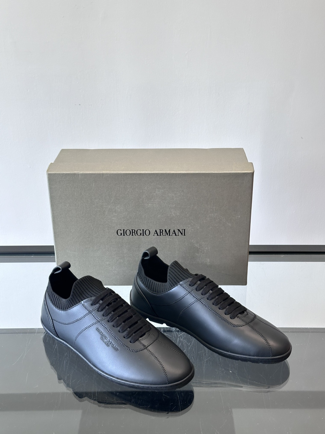 Giorgio Armani男士休闲运动鞋，选用优质牛皮＋针织拼接，简约优雅又实用。橡胶鞋底防滑耐磨，适