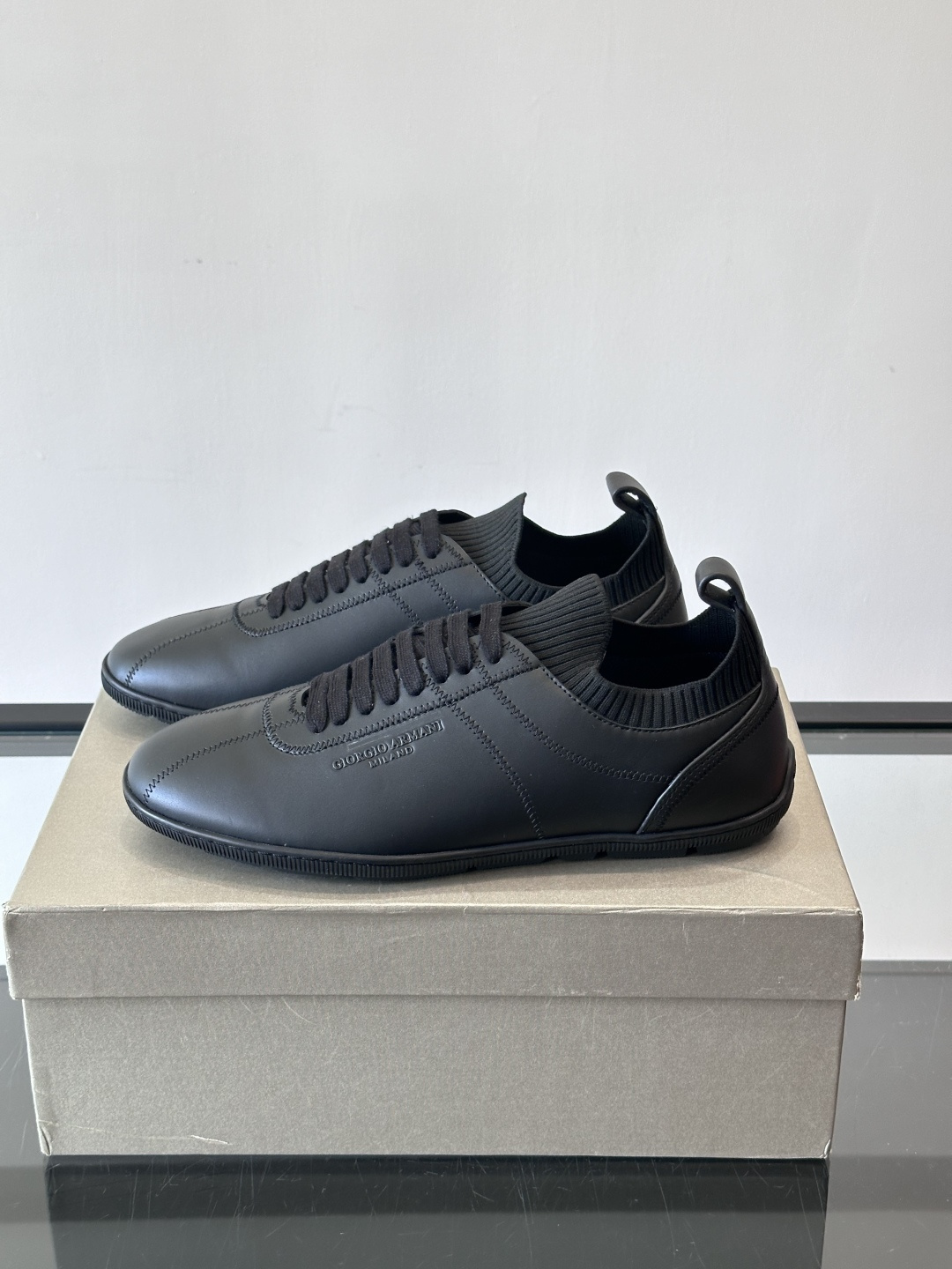 Giorgio Armani男士休闲运动鞋，选用优质牛皮＋针织拼接，简约优雅又实用。橡胶鞋底防滑耐磨，适