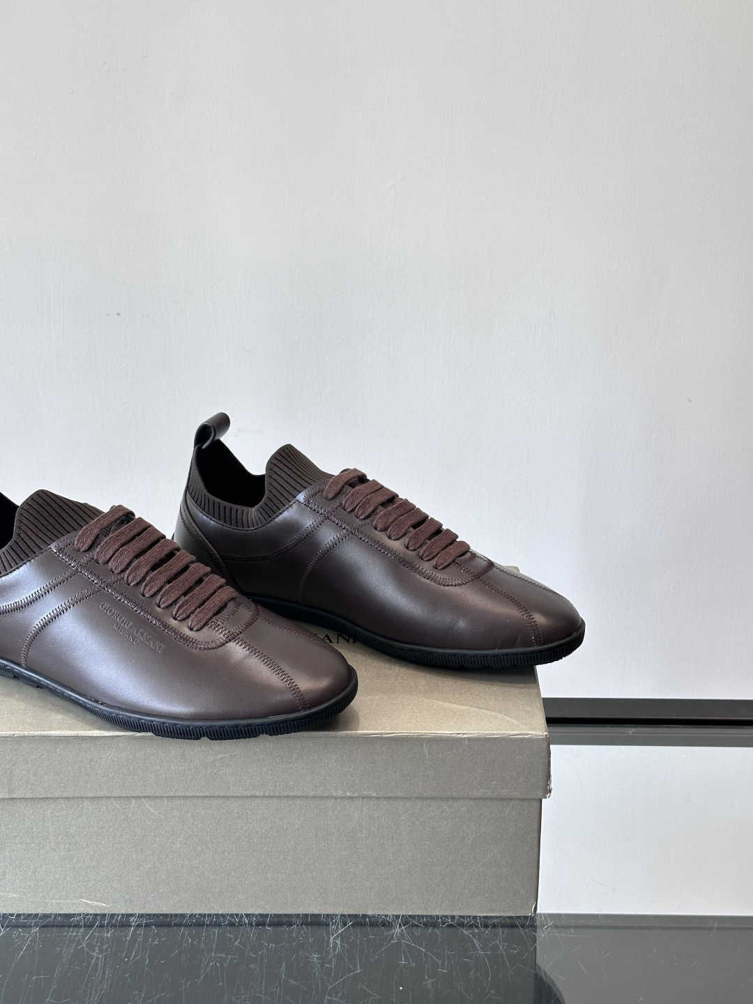 Giorgio Armani男士休闲运动鞋，选用优质牛皮＋针织拼接，简约优雅又实用。橡胶鞋底防滑耐磨，适