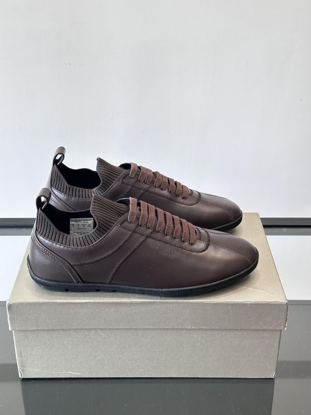 Giorgio Armani男士休闲运动鞋，选用优质牛皮＋针织拼接，简约优雅又实用。橡胶鞋底防滑耐磨，适