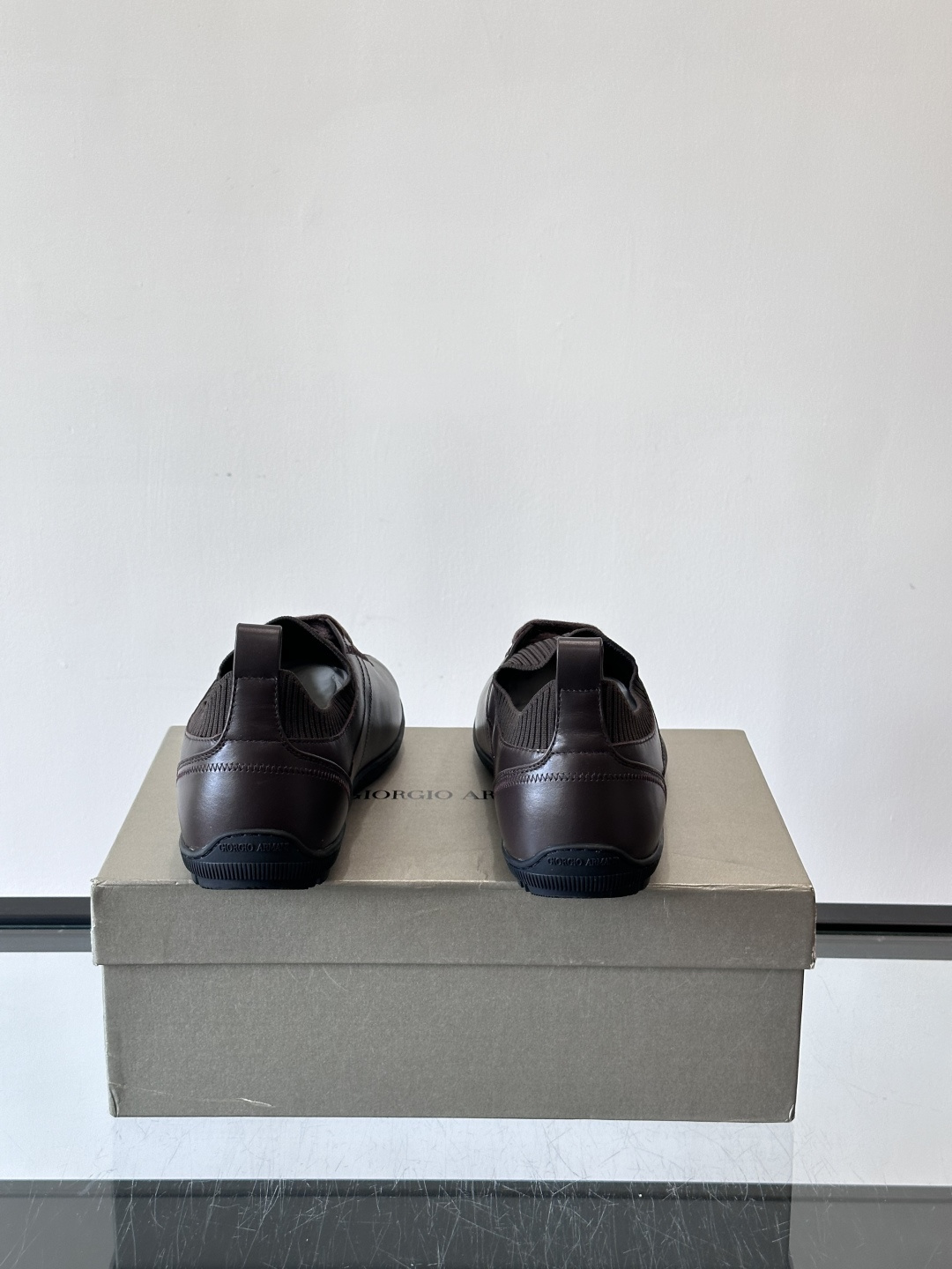 Giorgio Armani男士休闲运动鞋，选用优质牛皮＋针织拼接，简约优雅又实用。橡胶鞋底防滑耐磨，适