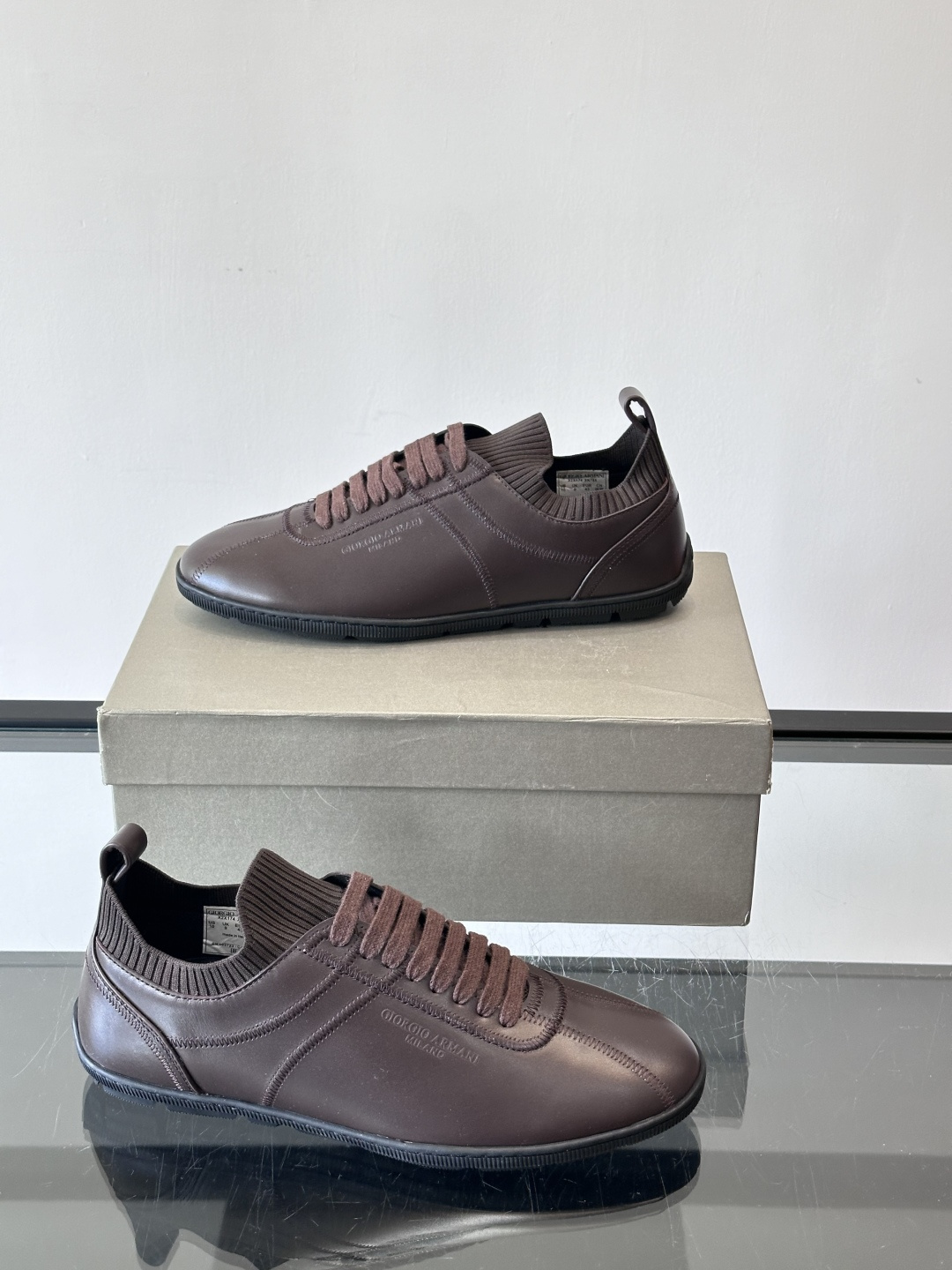 Giorgio Armani男士休闲运动鞋，选用优质牛皮＋针织拼接，简约优雅又实用。橡胶鞋底防滑耐磨，适