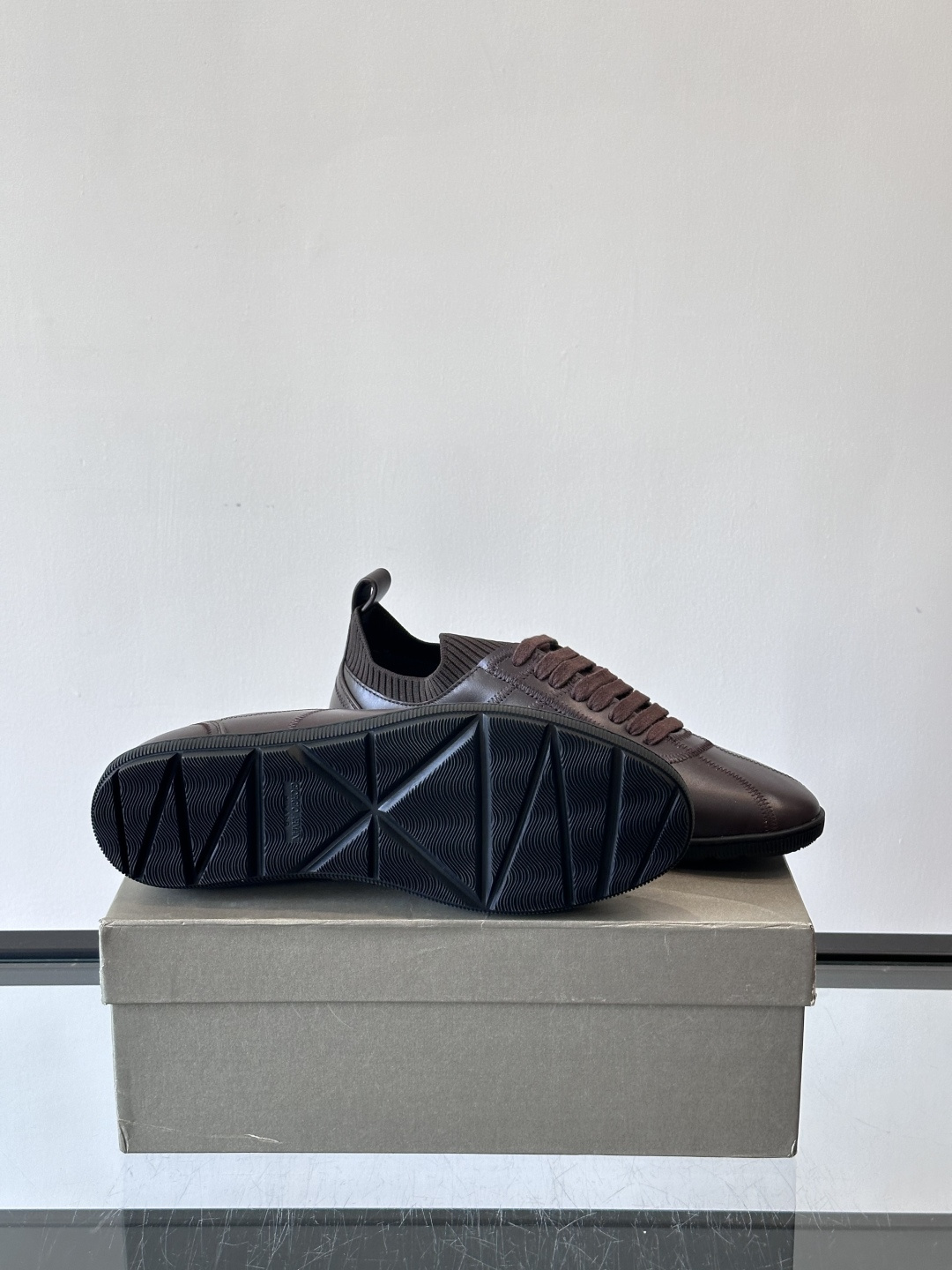 Giorgio Armani男士休闲运动鞋，选用优质牛皮＋针织拼接，简约优雅又实用。橡胶鞋底防滑耐磨，适