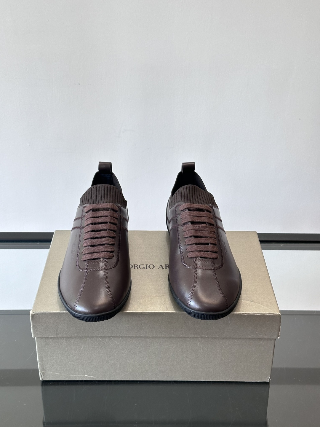 Giorgio Armani男士休闲运动鞋，选用优质牛皮＋针织拼接，简约优雅又实用。橡胶鞋底防滑耐磨，适