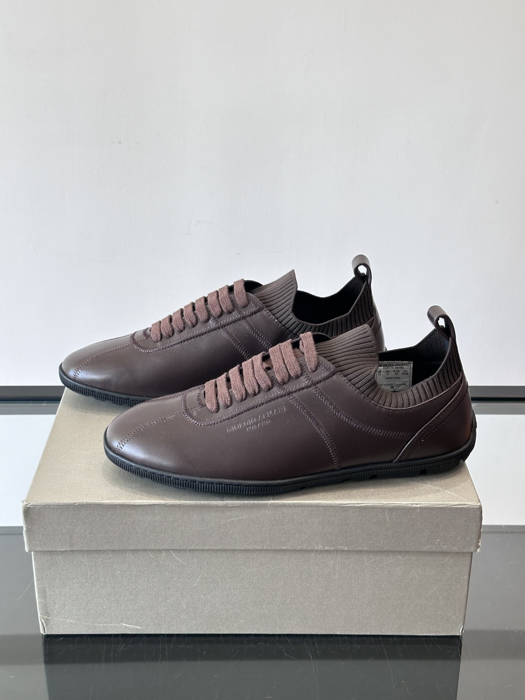 Giorgio Armani男士休闲运动鞋，选用优质牛皮＋针织拼接，简约优雅又实用。橡胶鞋底防滑耐磨，适