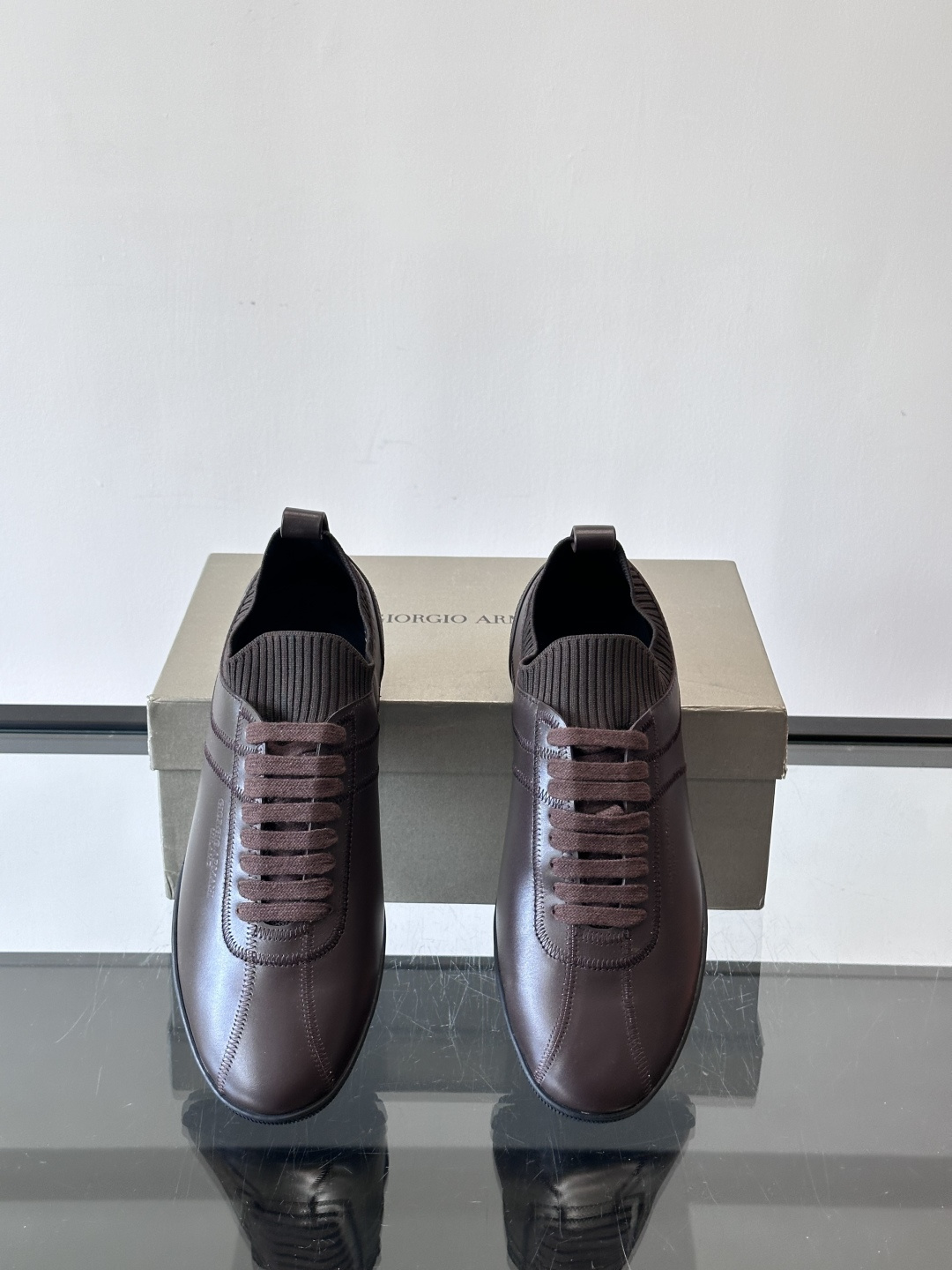 Giorgio Armani男士休闲运动鞋，选用优质牛皮＋针织拼接，简约优雅又实用。橡胶鞋底防滑耐磨，适