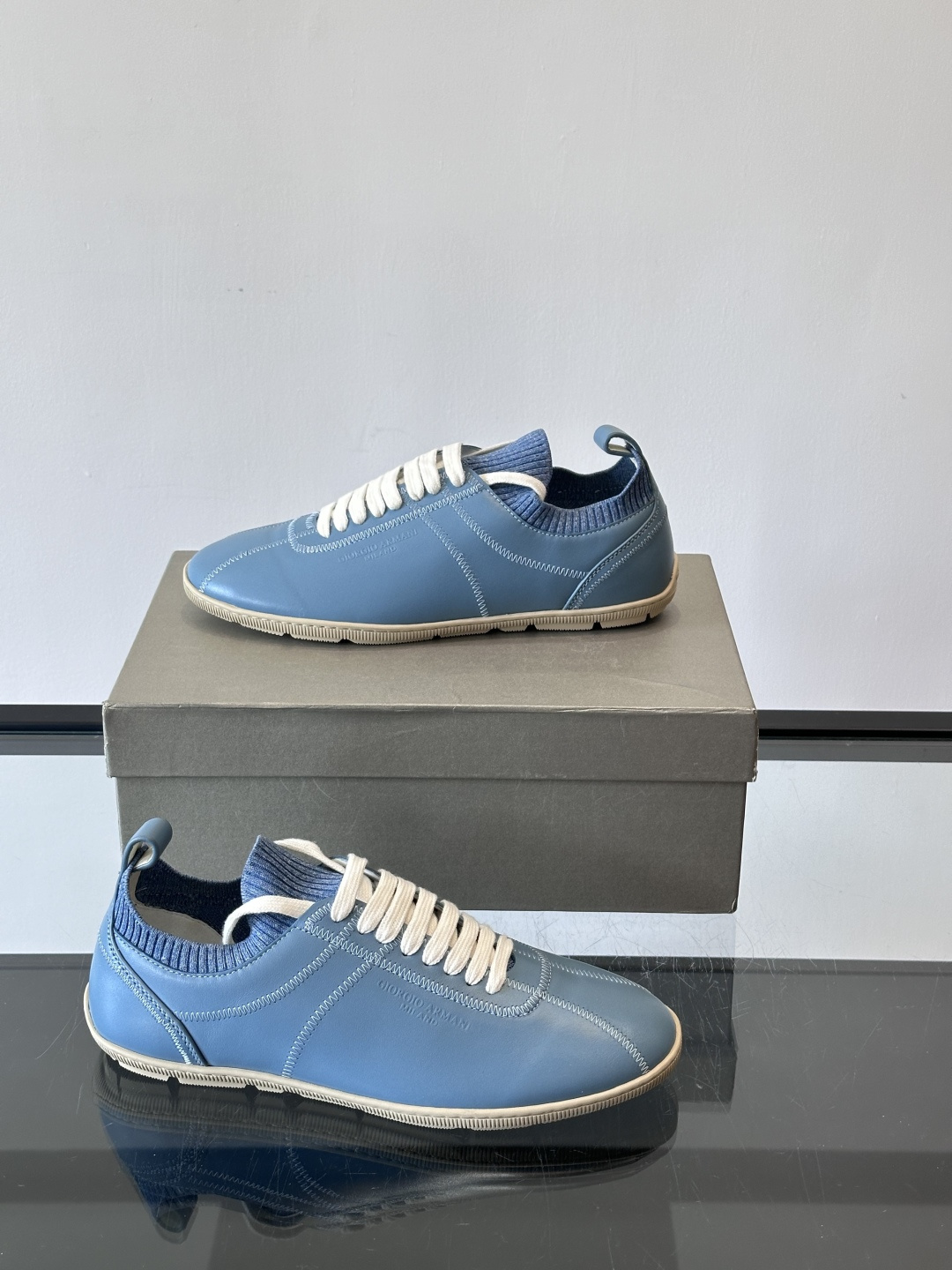 Giorgio Armani男士休闲运动鞋，选用优质牛皮＋针织拼接，简约优雅又实用。橡胶鞋底防滑耐磨，适