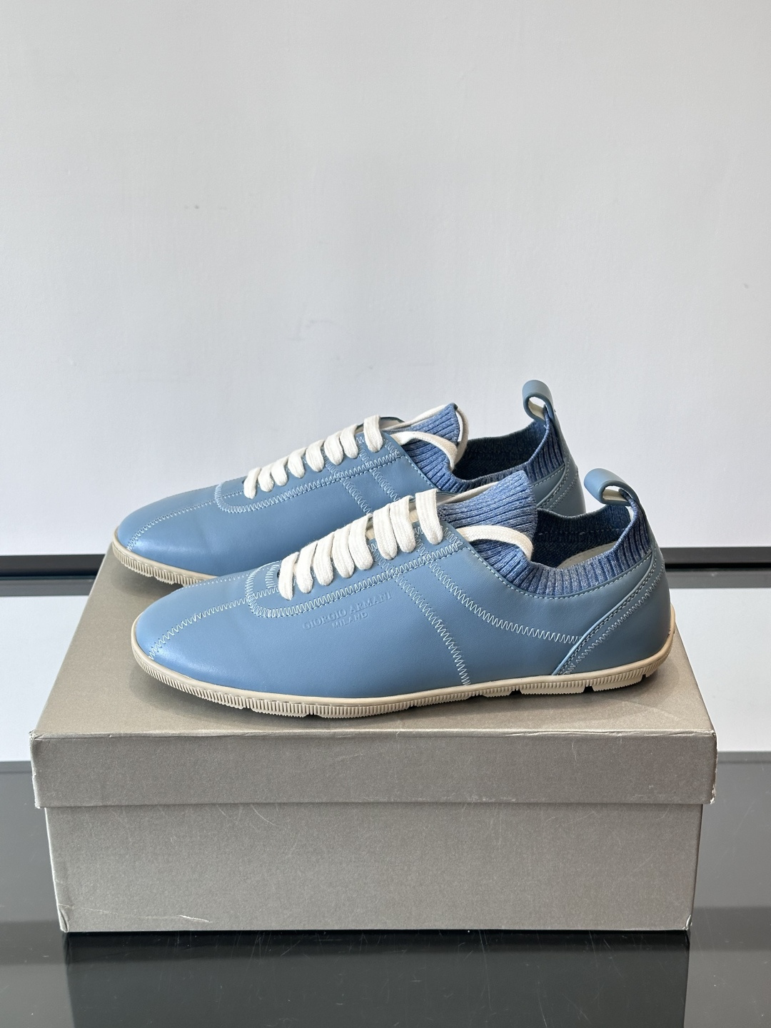 Giorgio Armani男士休闲运动鞋，选用优质牛皮＋针织拼接，简约优雅又实用。橡胶鞋底防滑耐磨，适