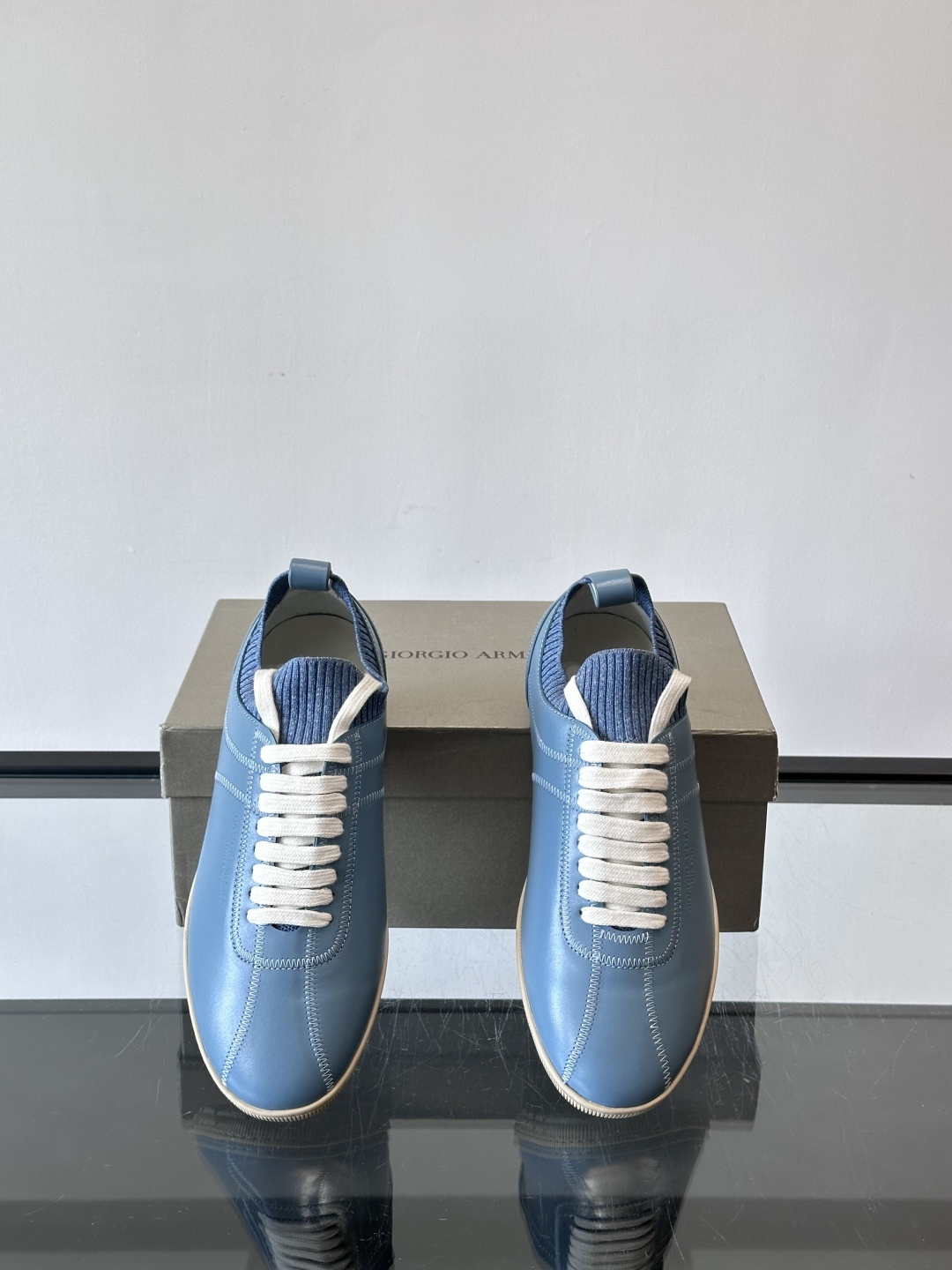 Giorgio Armani男士休闲运动鞋，选用优质牛皮＋针织拼接，简约优雅又实用。橡胶鞋底防滑耐磨，适