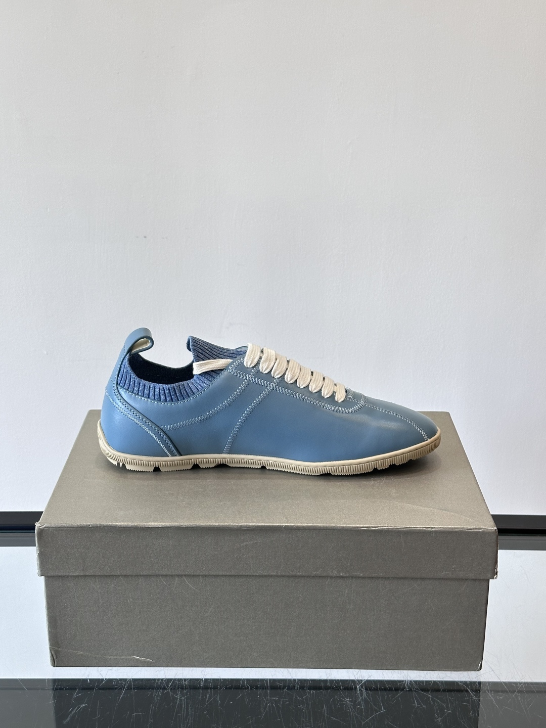 Giorgio Armani男士休闲运动鞋，选用优质牛皮＋针织拼接，简约优雅又实用。橡胶鞋底防滑耐磨，适