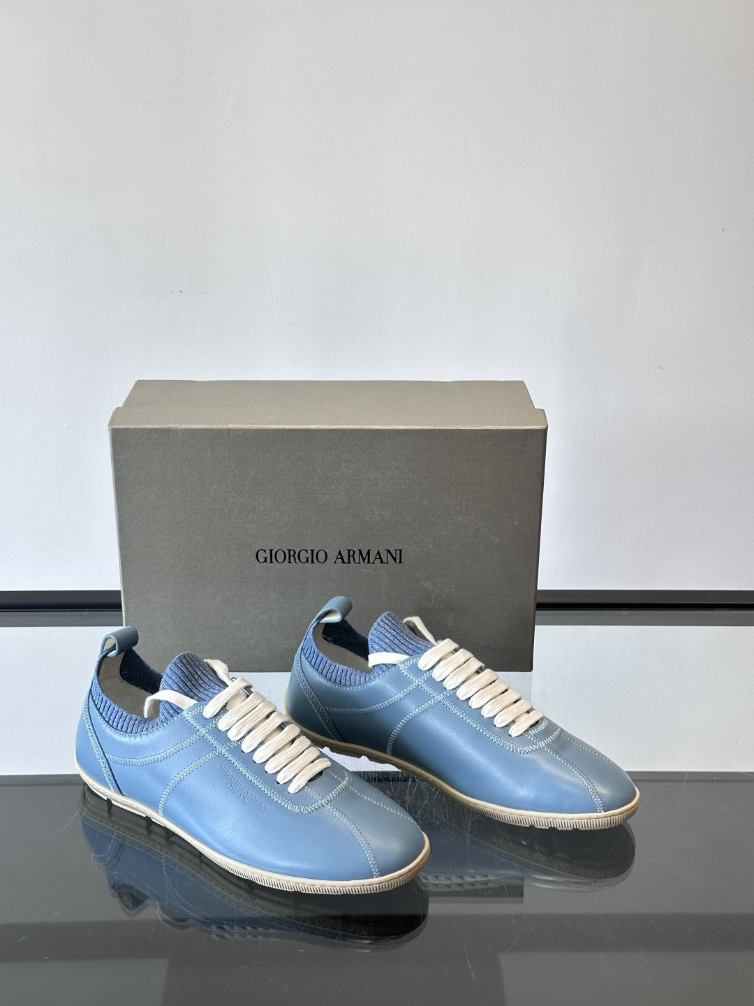 Giorgio Armani男士休闲运动鞋，选用优质牛皮＋针织拼接，简约优雅又实用。橡胶鞋底防滑耐磨，适