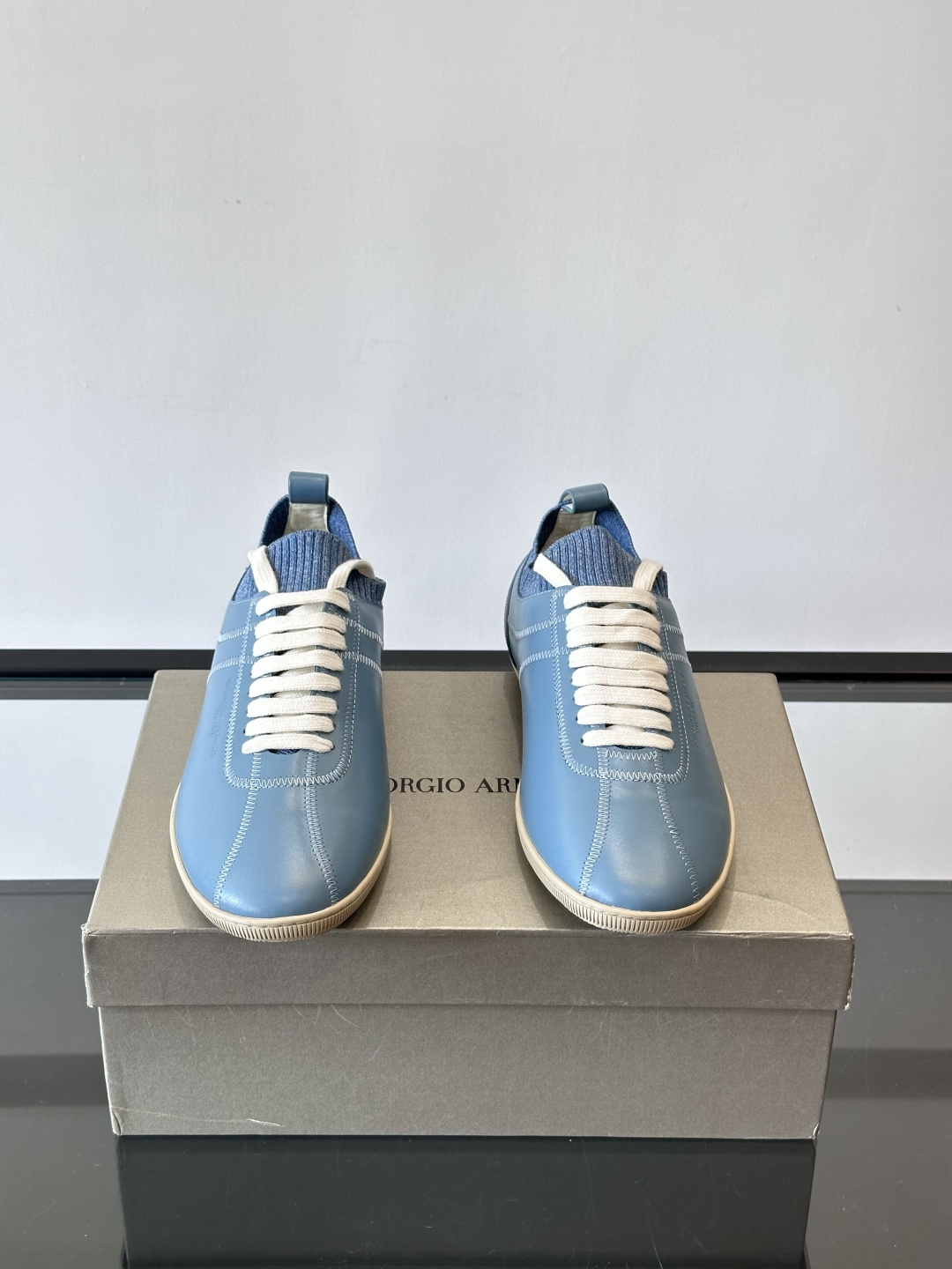 Giorgio Armani男士休闲运动鞋，选用优质牛皮＋针织拼接，简约优雅又实用。橡胶鞋底防滑耐磨，适