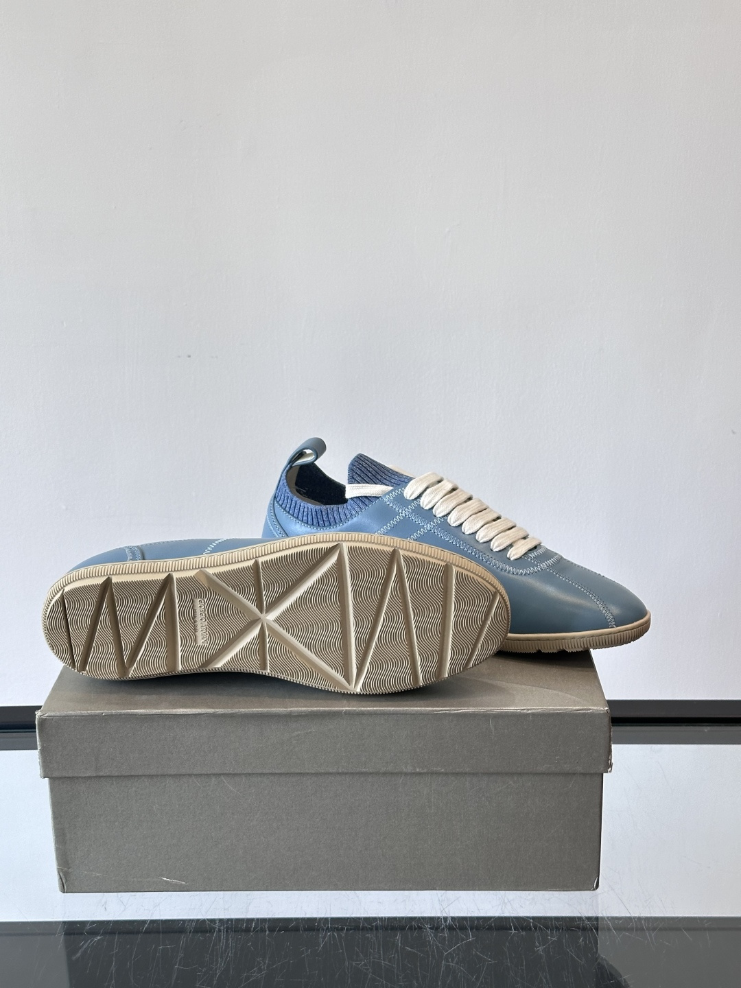 Giorgio Armani男士休闲运动鞋，选用优质牛皮＋针织拼接，简约优雅又实用。橡胶鞋底防滑耐磨，适