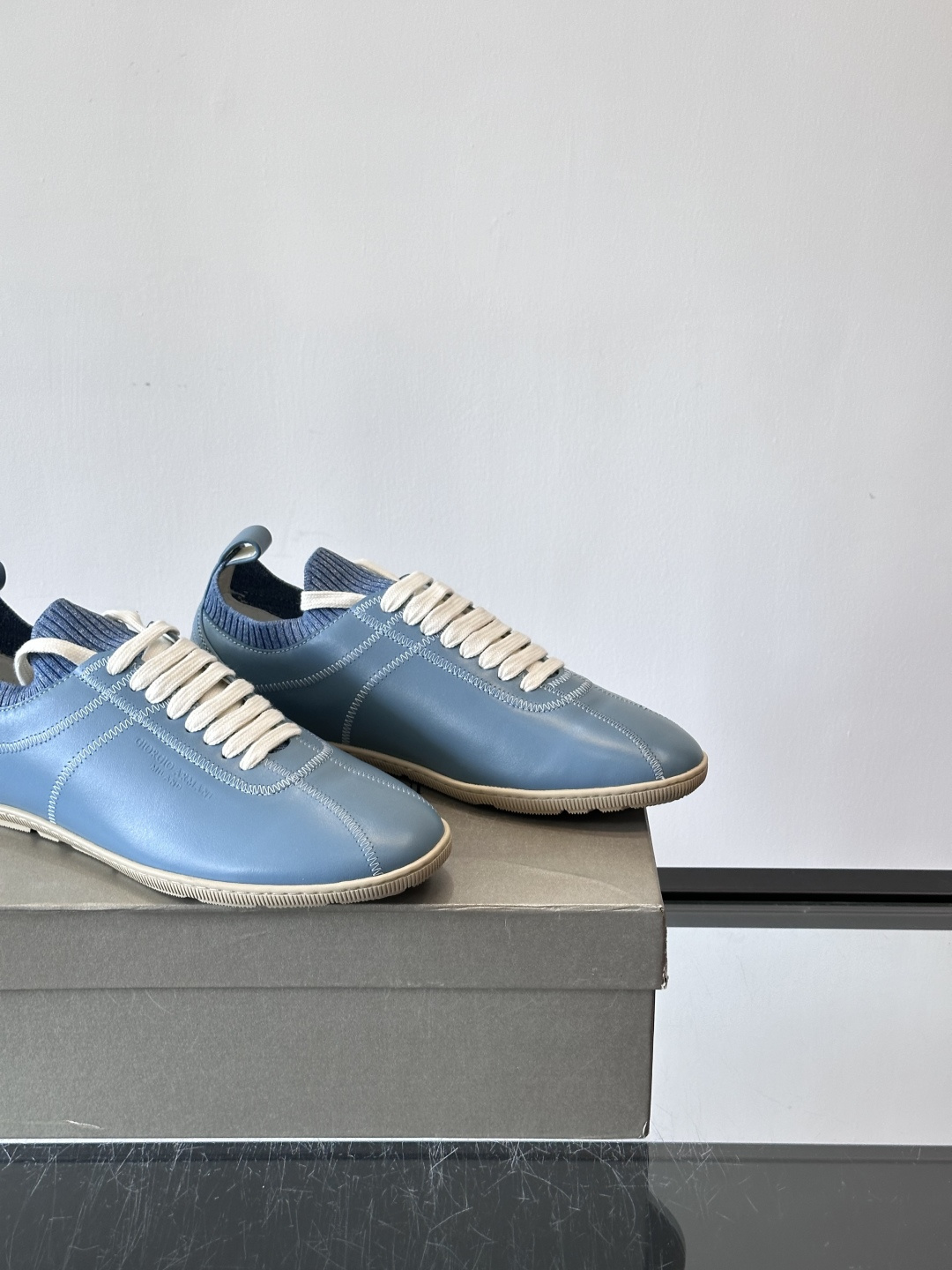 Giorgio Armani男士休闲运动鞋，选用优质牛皮＋针织拼接，简约优雅又实用。橡胶鞋底防滑耐磨，适