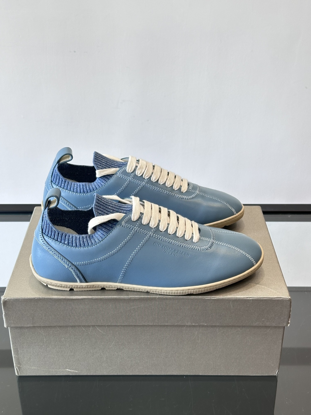 NO:603936,Giorgio Armani men's casual sports shoes are made of high-quality cowhide + knitted splicing, which are simple, elegant and practical. The rubber soles are non-slip and wear-resistant, suitable for commuting and casual wear. The insoles are soft and comfortable to wear, and the heel is slightly higher by about 1.5cm, which is a bonus for modifying the shape of the legs. The color is versatile, and it is very energetic with any trousers in spring and summer. It is low-key and high-end. It is an ideal choice for urban commuting and leisure occasions!  , size39-44 (45 customized), Armani casual shoes, armani, armani, sneakers, cowhide19860909Giorgio Armani男士休闲运动鞋,选用优质牛皮＋针织拼接,简约优雅又实用.橡胶鞋底防滑耐磨,适合通勤和休闲穿搭.鞋垫柔软,穿着舒适,后跟微增高约1.5cm,修饰腿型超加分.配色百搭,春夏季节随便配裤装都很有活力,低调又高级,是都市通勤和休闲场合的理想选择！ ,size39-44（45定做）,阿玛尼 休闲鞋,armani,armani,sneakers,cowhide,Men's shoes